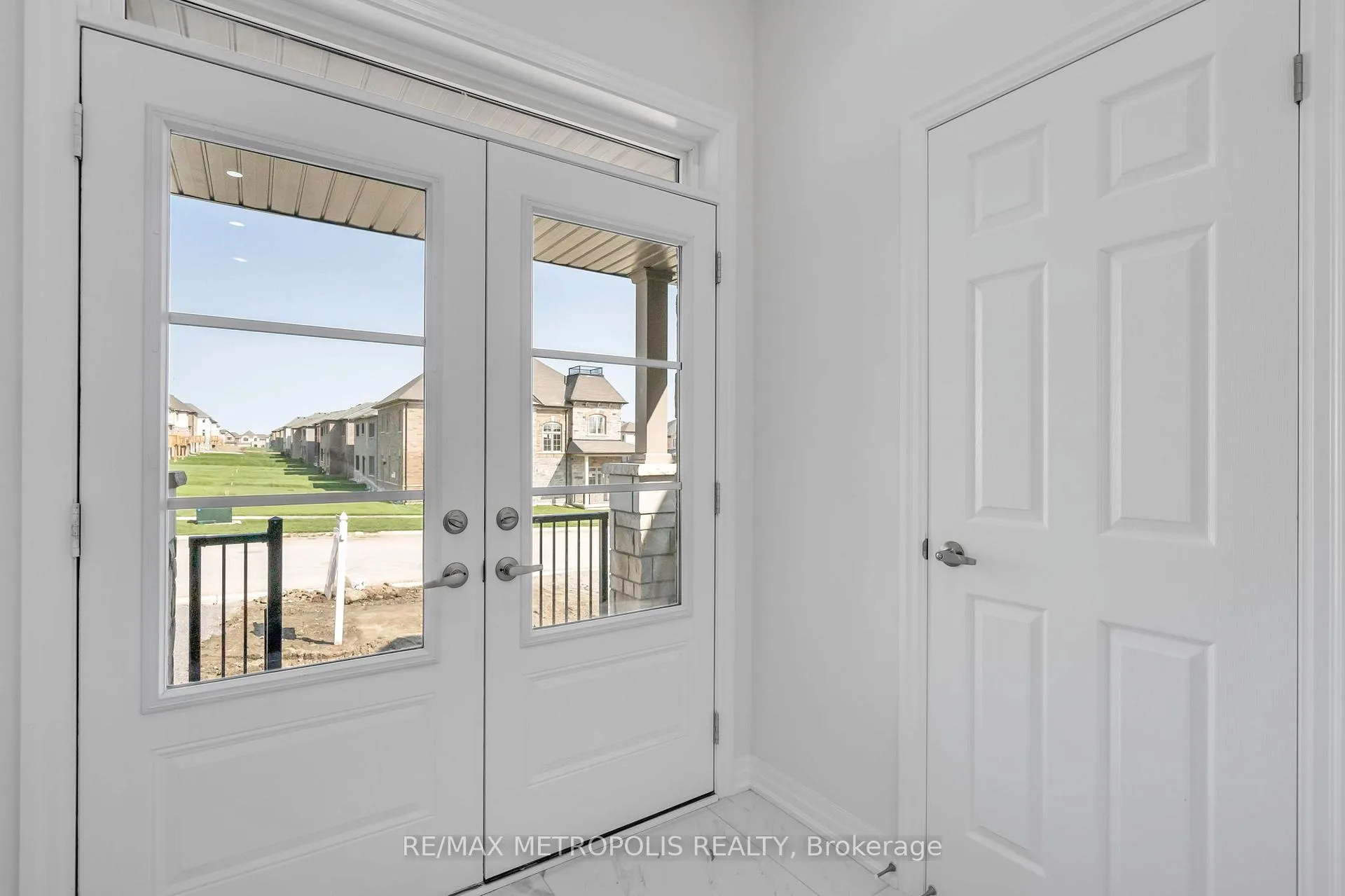 Photo 4 of 58 Belmont Drive, Clarington, Newcastle — HOMEH