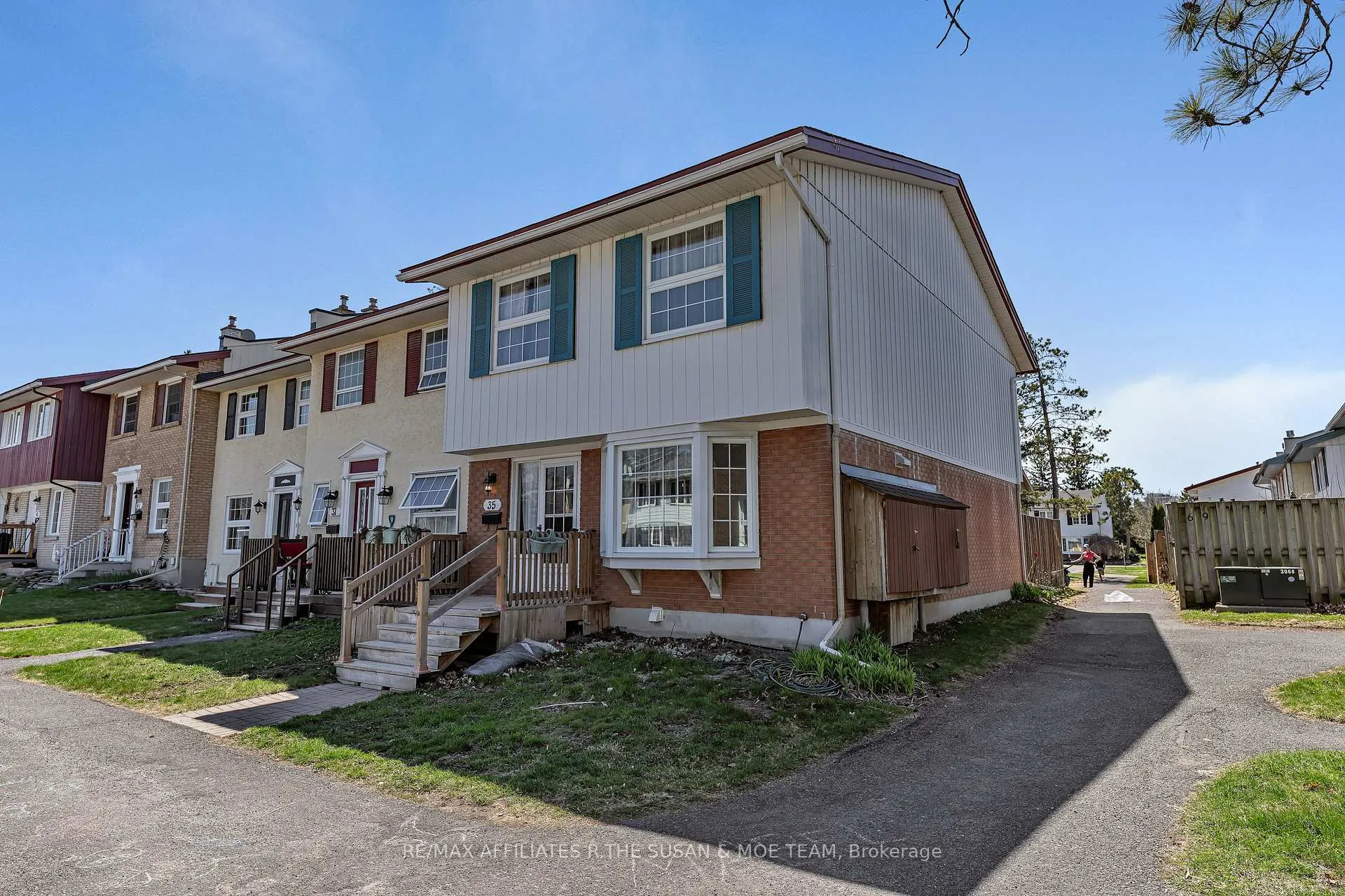 Photo 2 of 35 Monterey Drive, Ottawa, Leslie Park — HOMEH