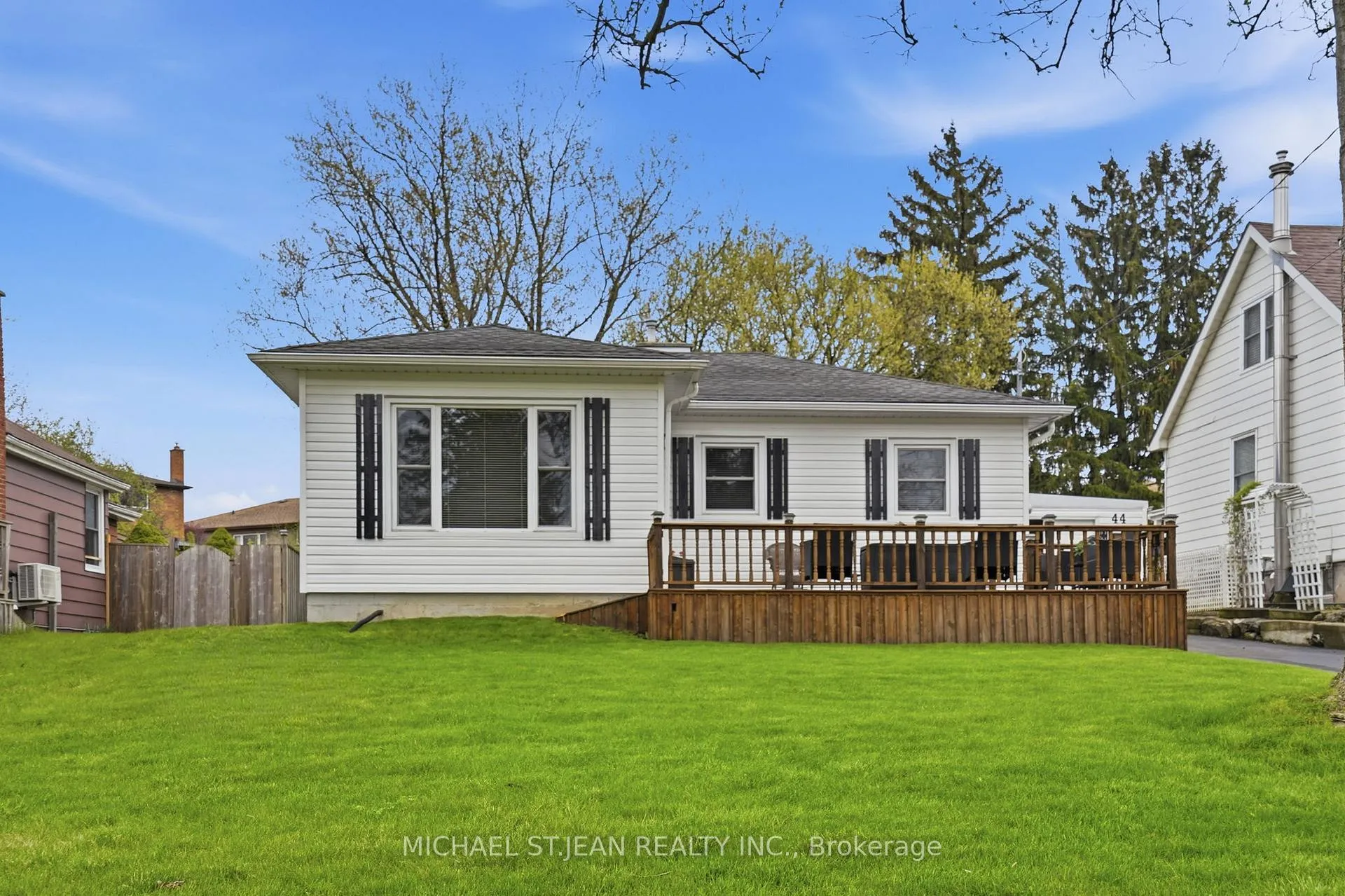 Photo 2 of 44 Lake Avenue N, Hamilton, Riverdale — HOMEH