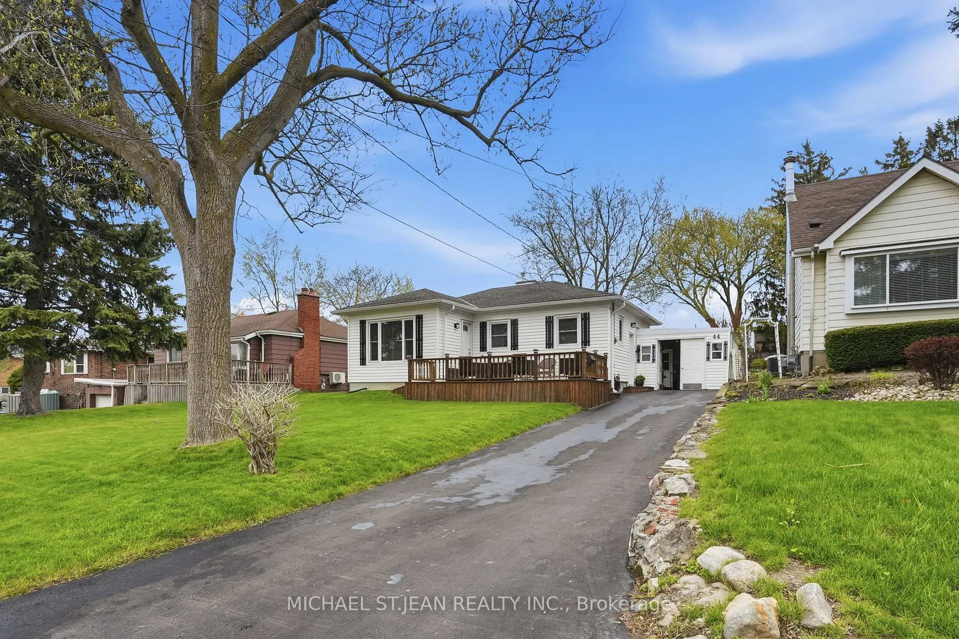 Photo 3 of 44 Lake Avenue N, Hamilton, Riverdale — HOMEH