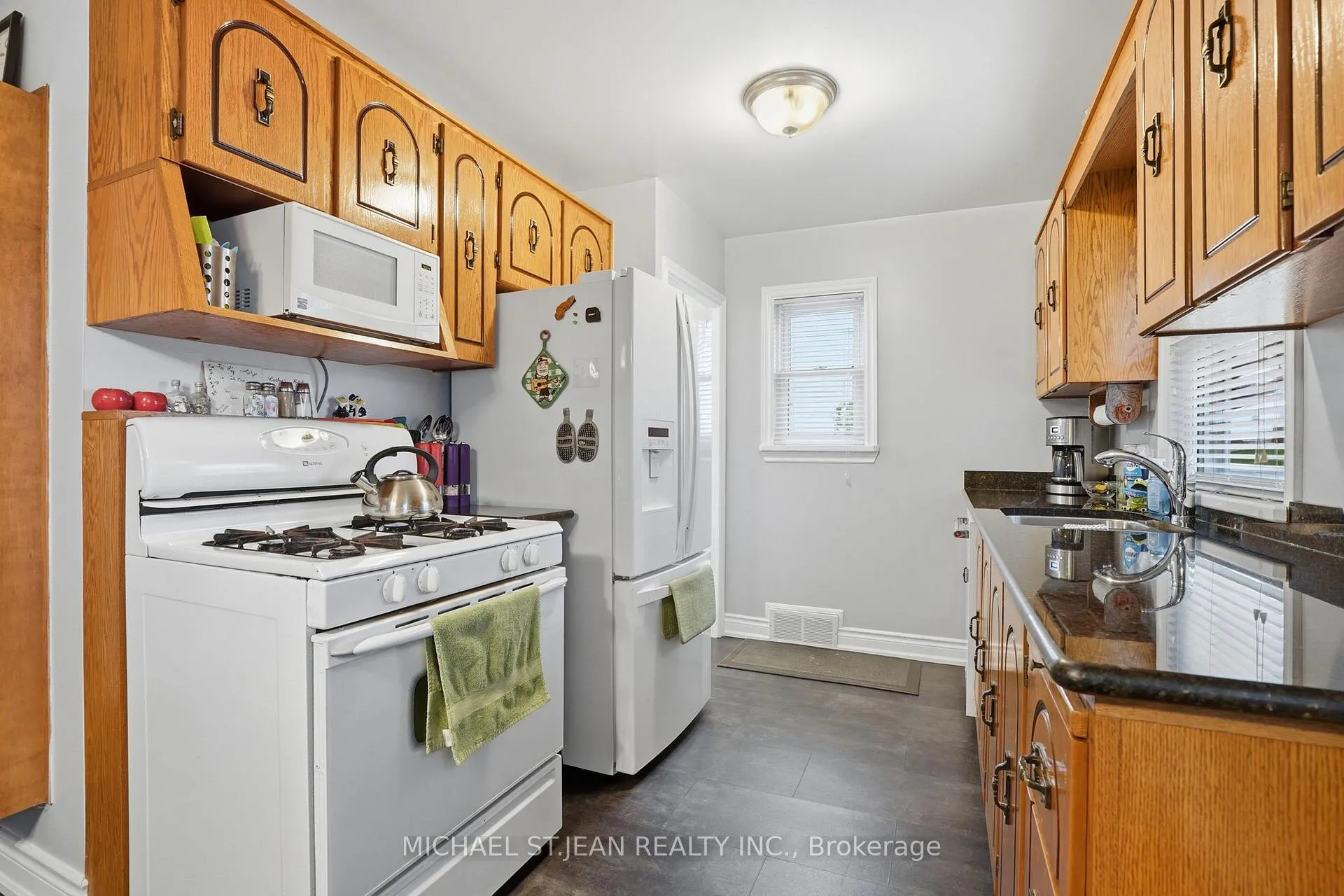 Photo 10 of 44 Lake Avenue N, Hamilton, Riverdale — HOMEH