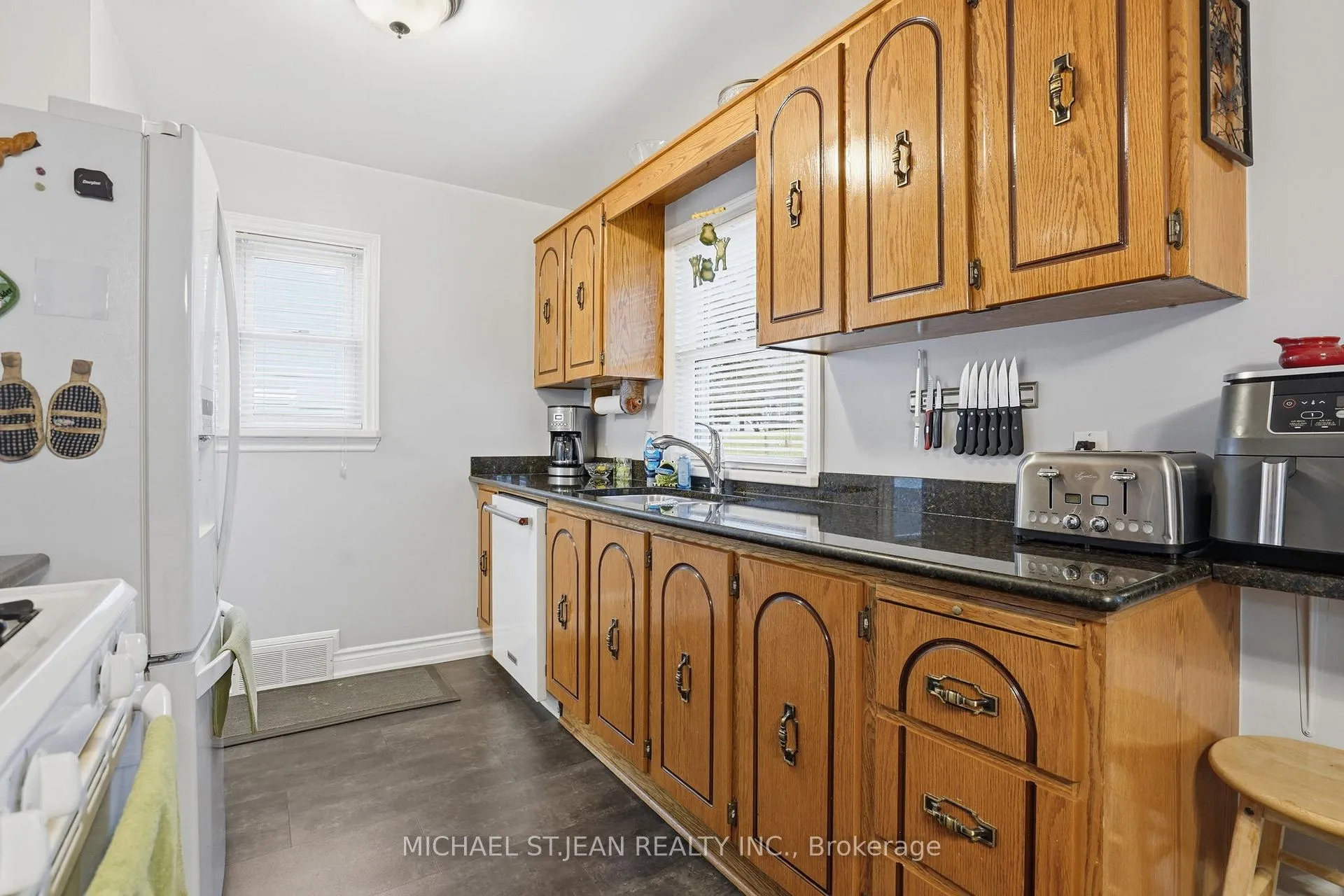 Photo 11 of 44 Lake Avenue N, Hamilton, Riverdale — HOMEH