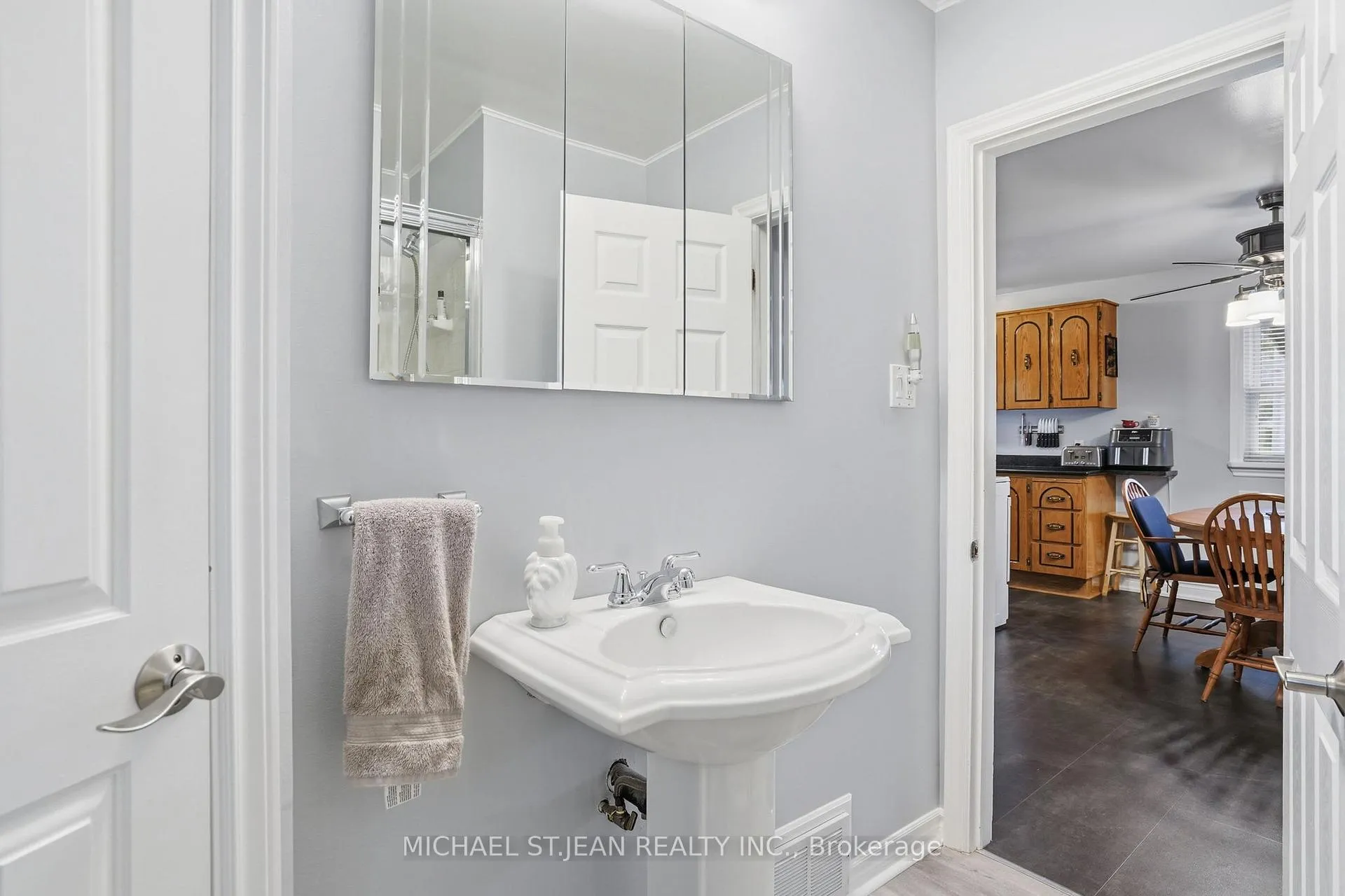 Photo 17 of 44 Lake Avenue N, Hamilton, Riverdale — HOMEH