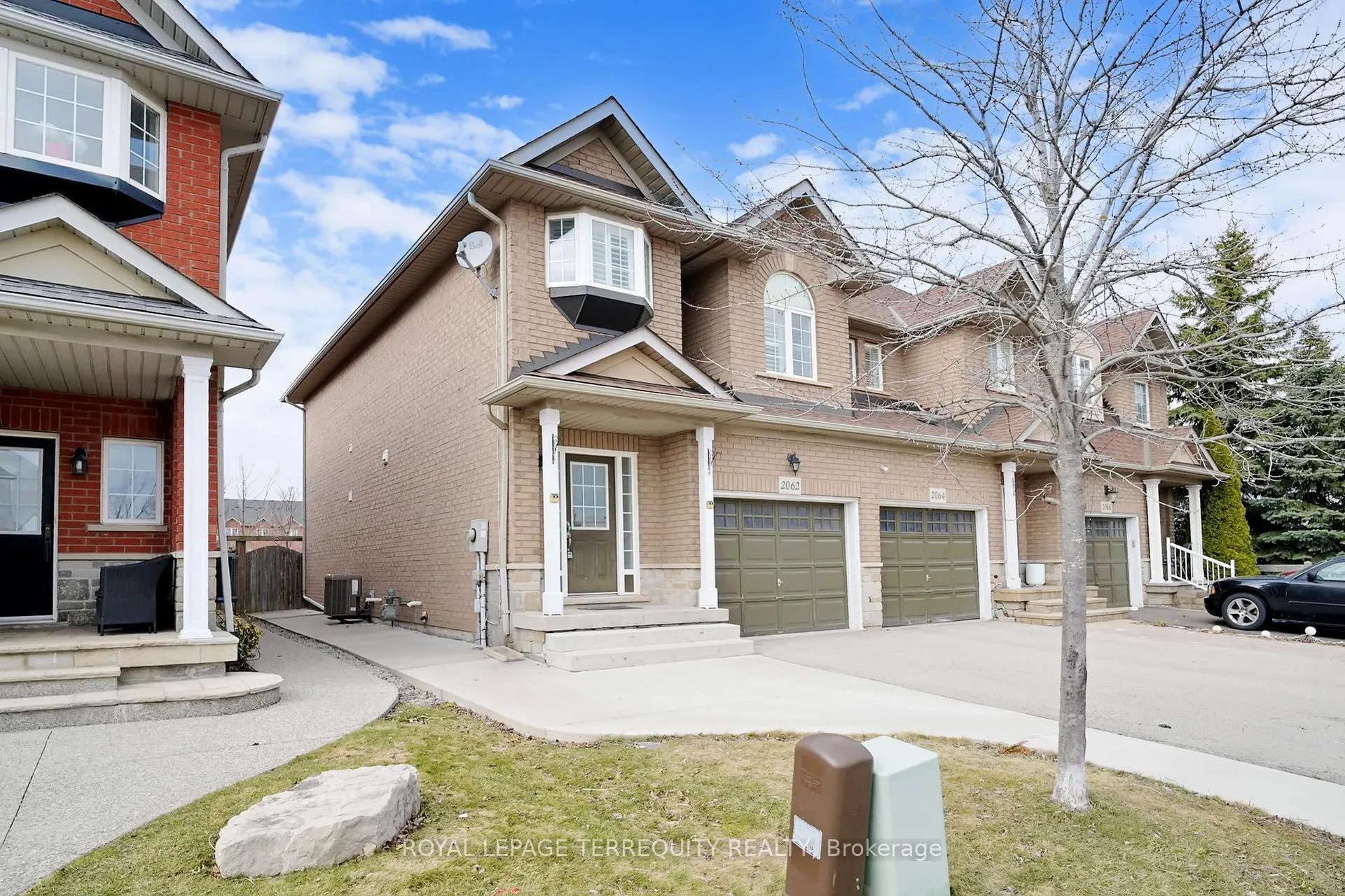 Photo 2 of 2062 Redstone Crescent, Oakville, Westmount — HOMEH