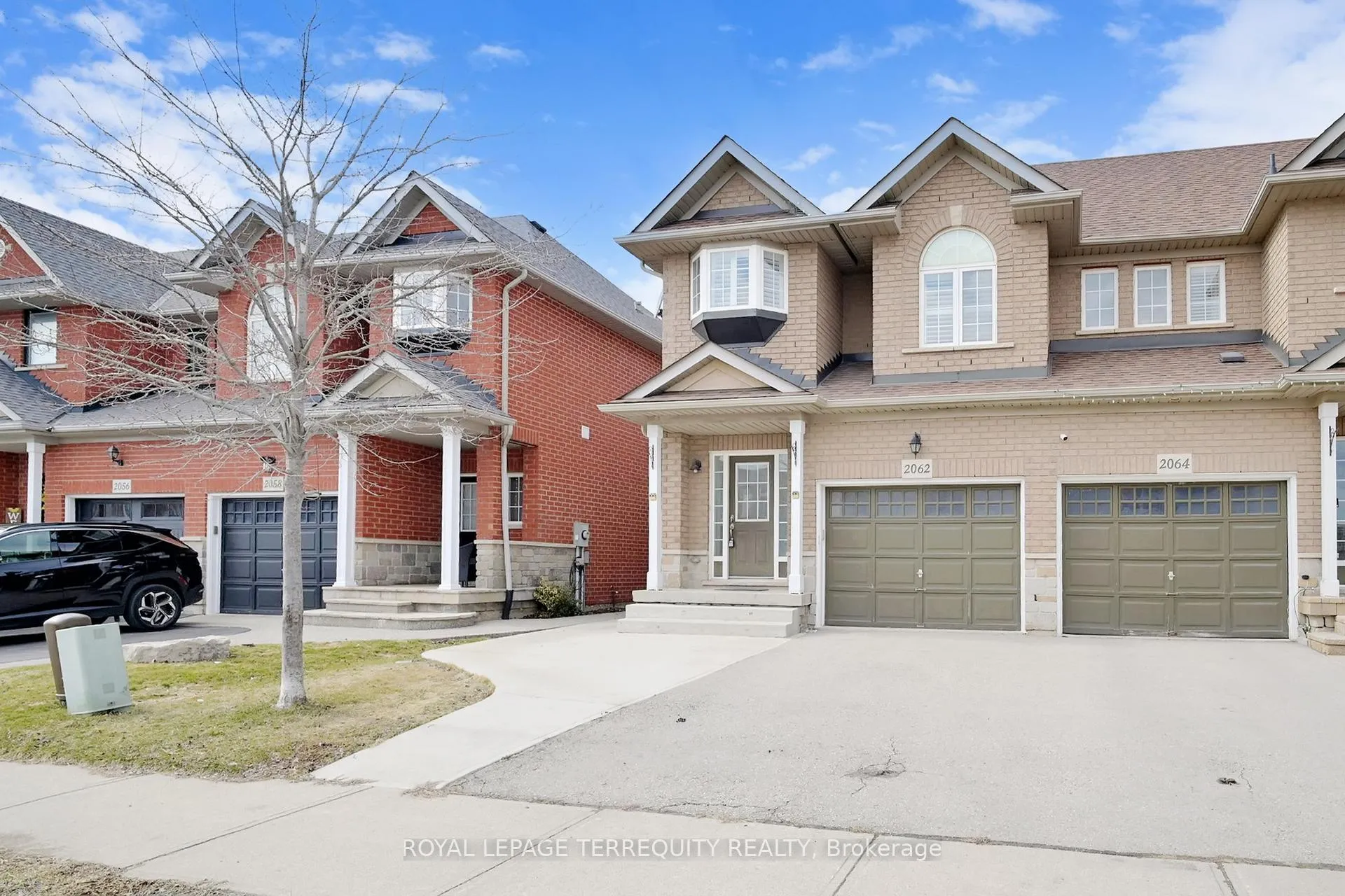 Photo 3 of 2062 Redstone Crescent, Oakville, Westmount — HOMEH
