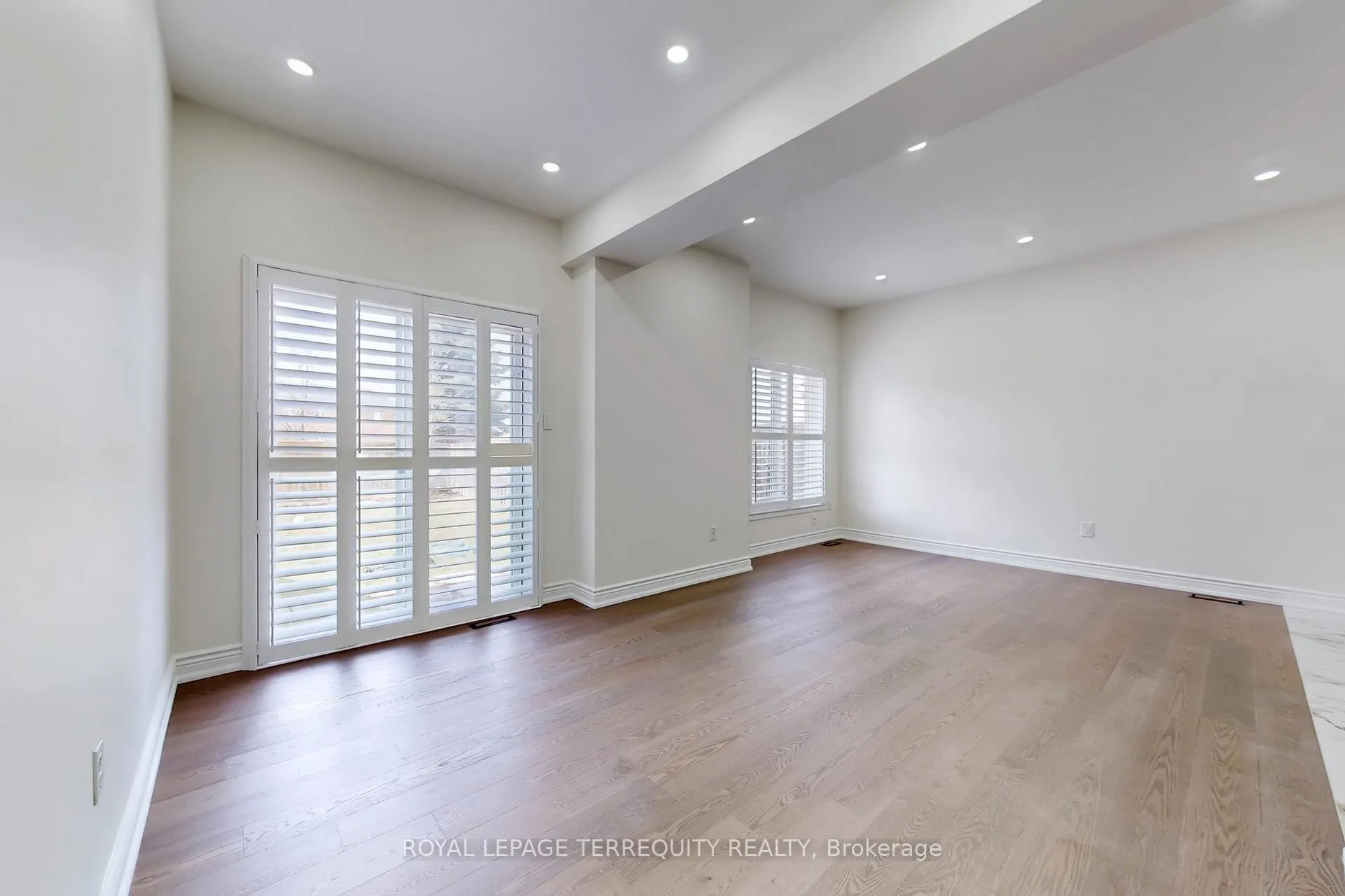 Photo 4 of 2062 Redstone Crescent, Oakville, Westmount — HOMEH