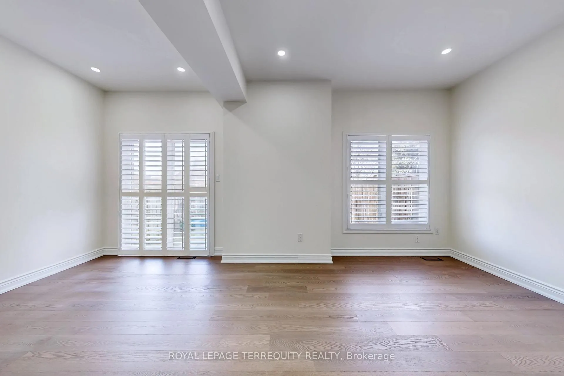 Photo 5 of 2062 Redstone Crescent, Oakville, Westmount — HOMEH
