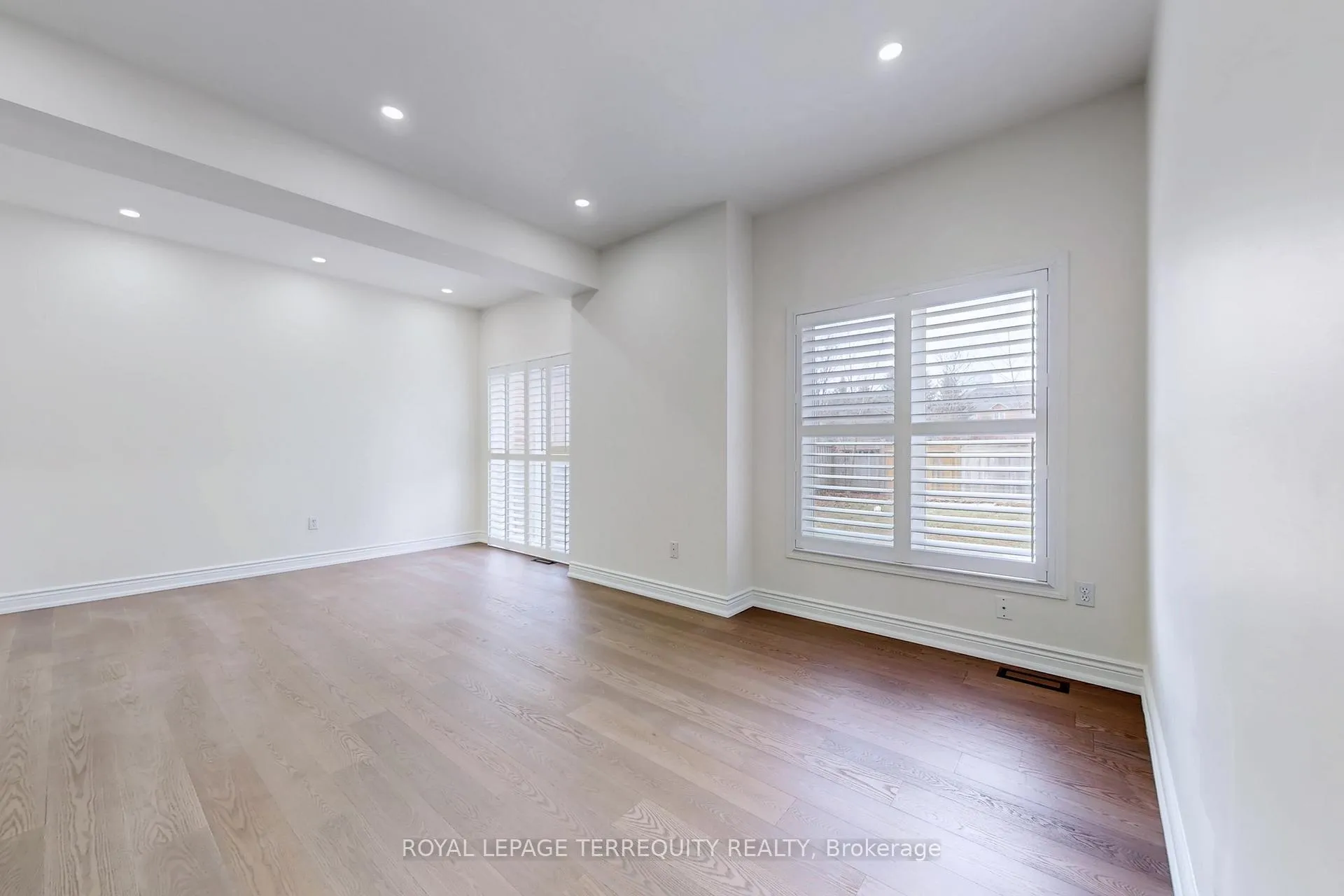 Photo 6 of 2062 Redstone Crescent, Oakville, Westmount — HOMEH