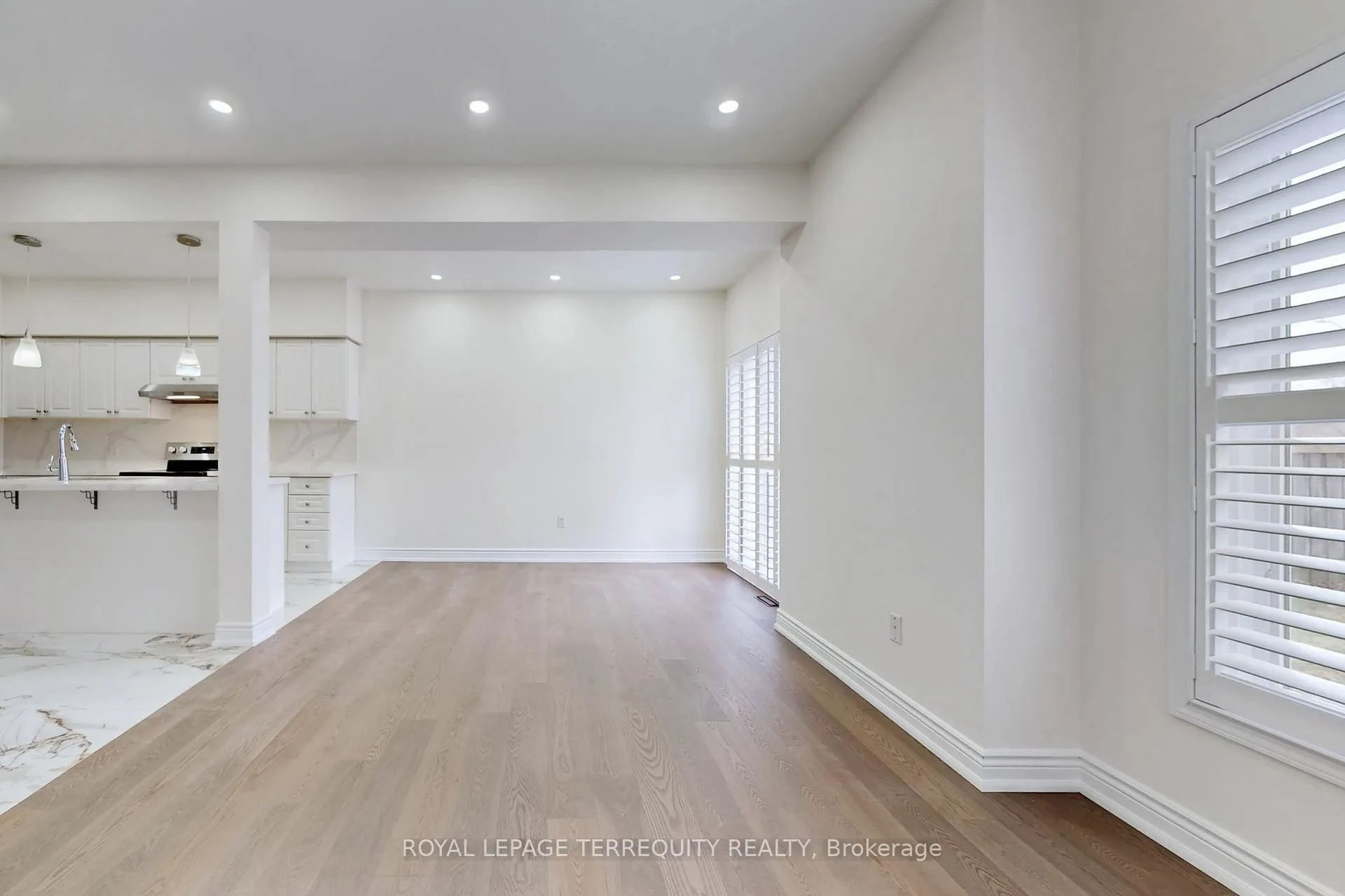 Photo 7 of 2062 Redstone Crescent, Oakville, Westmount — HOMEH