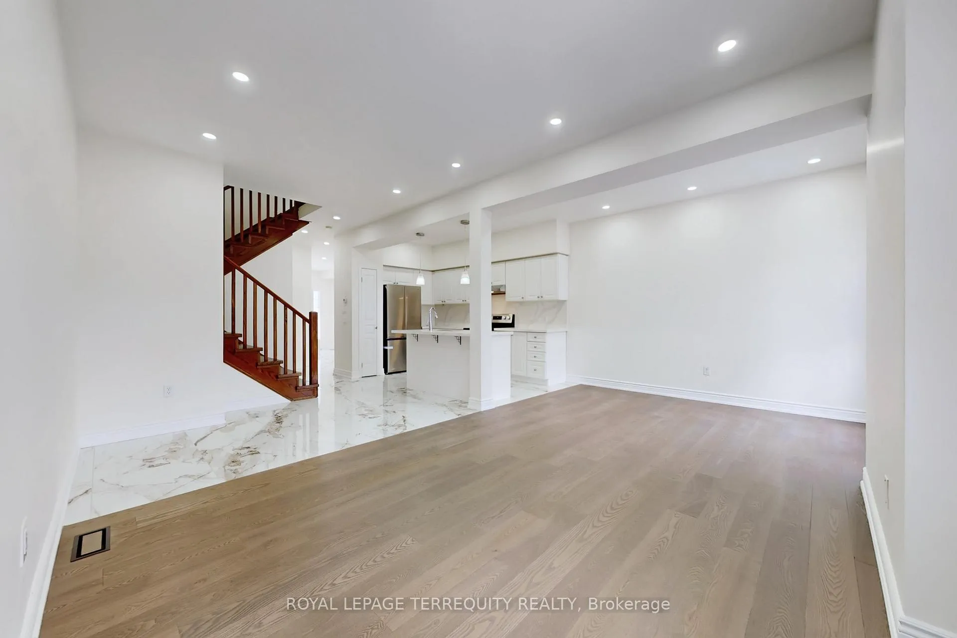 Photo 8 of 2062 Redstone Crescent, Oakville, Westmount — HOMEH