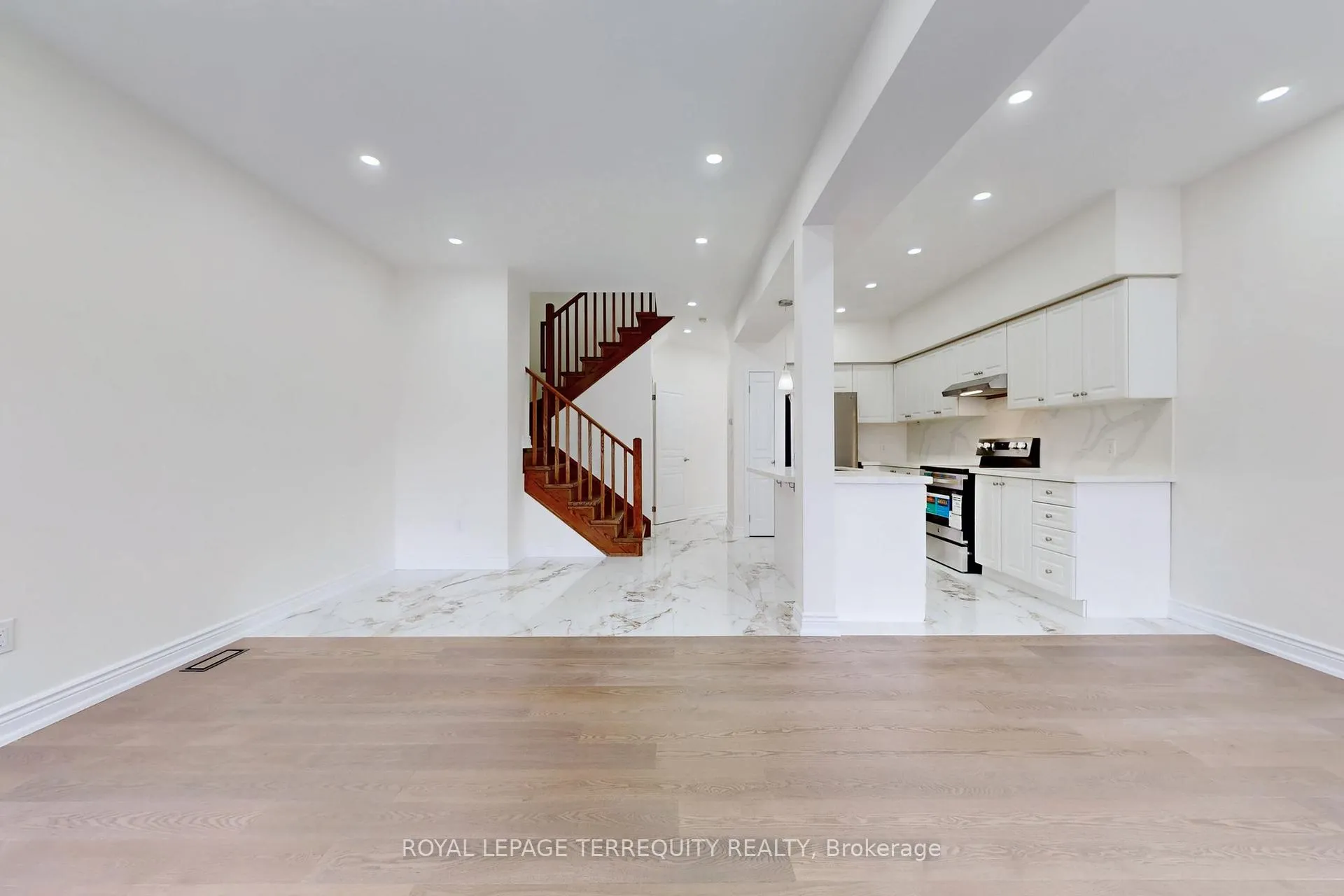 Photo 9 of 2062 Redstone Crescent, Oakville, Westmount — HOMEH
