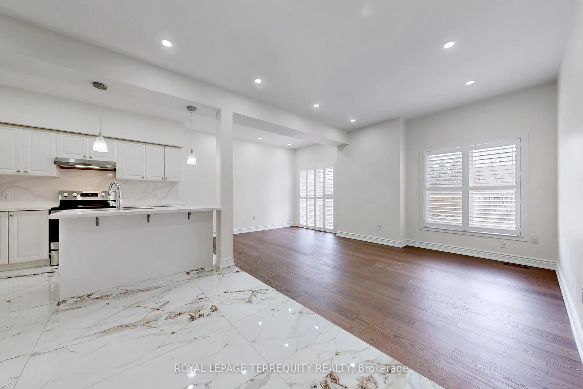 Photo 10 of 2062 Redstone Crescent, Oakville, Westmount — HOMEH