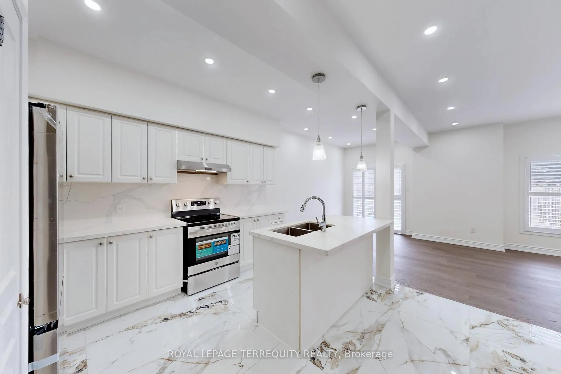 Photo 11 of 2062 Redstone Crescent, Oakville, Westmount — HOMEH