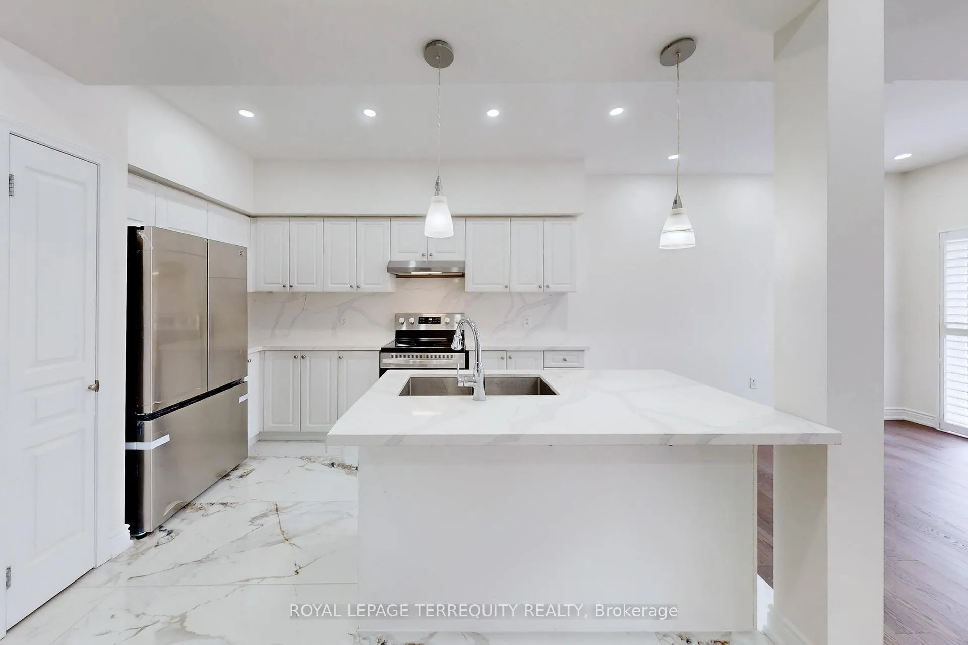 Photo 12 of 2062 Redstone Crescent, Oakville, Westmount — HOMEH