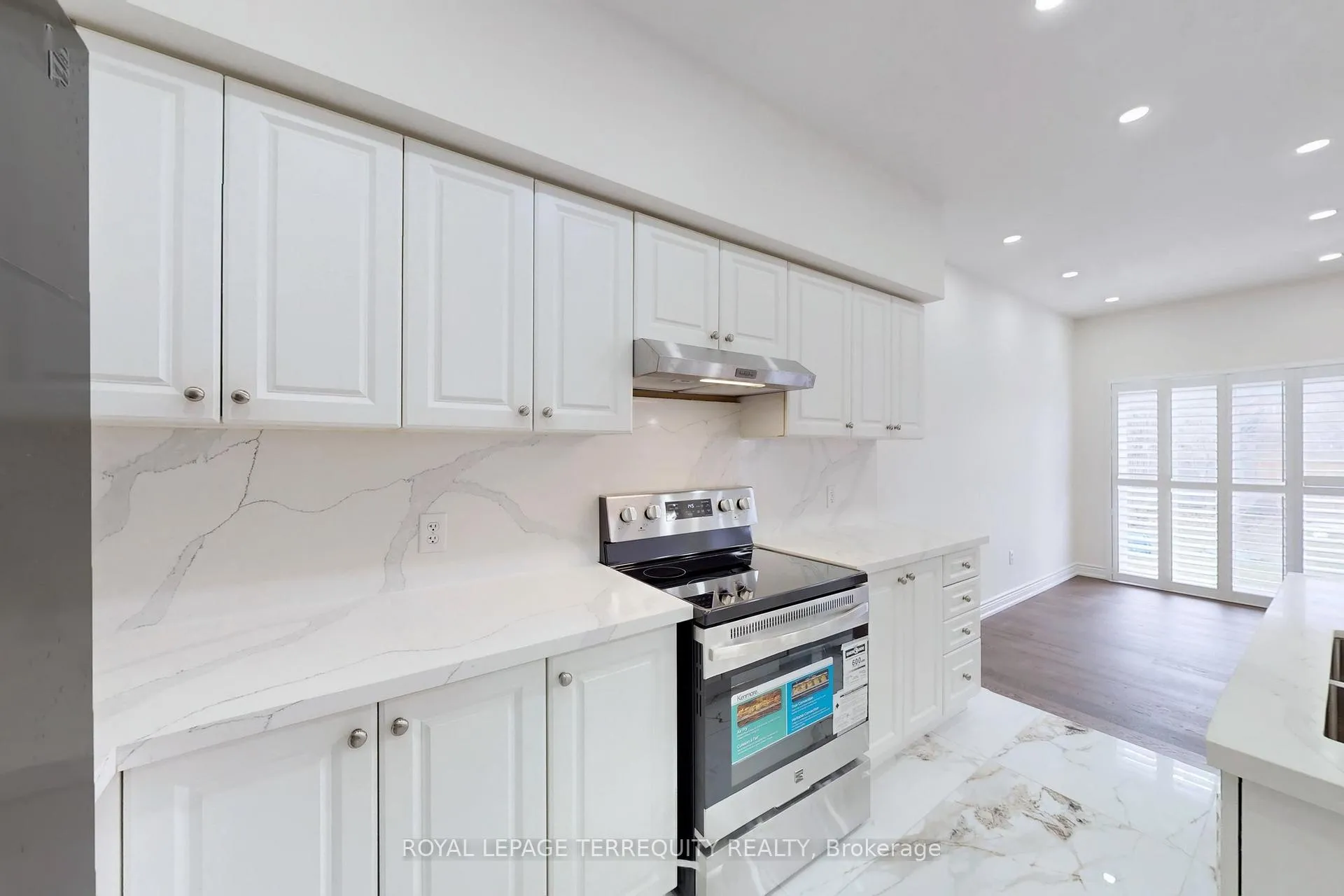 Photo 13 of 2062 Redstone Crescent, Oakville, Westmount — HOMEH