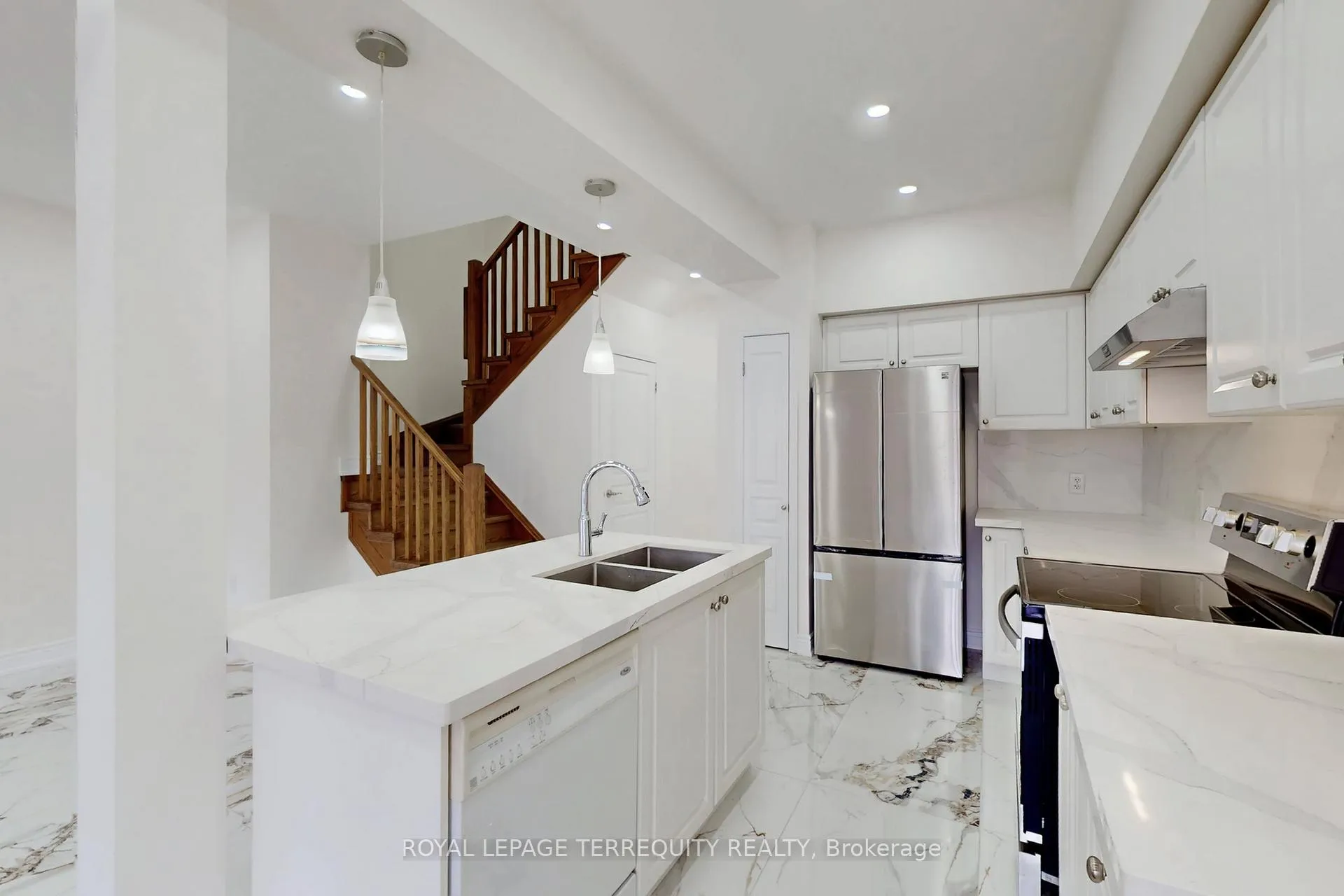 Photo 14 of 2062 Redstone Crescent, Oakville, Westmount — HOMEH