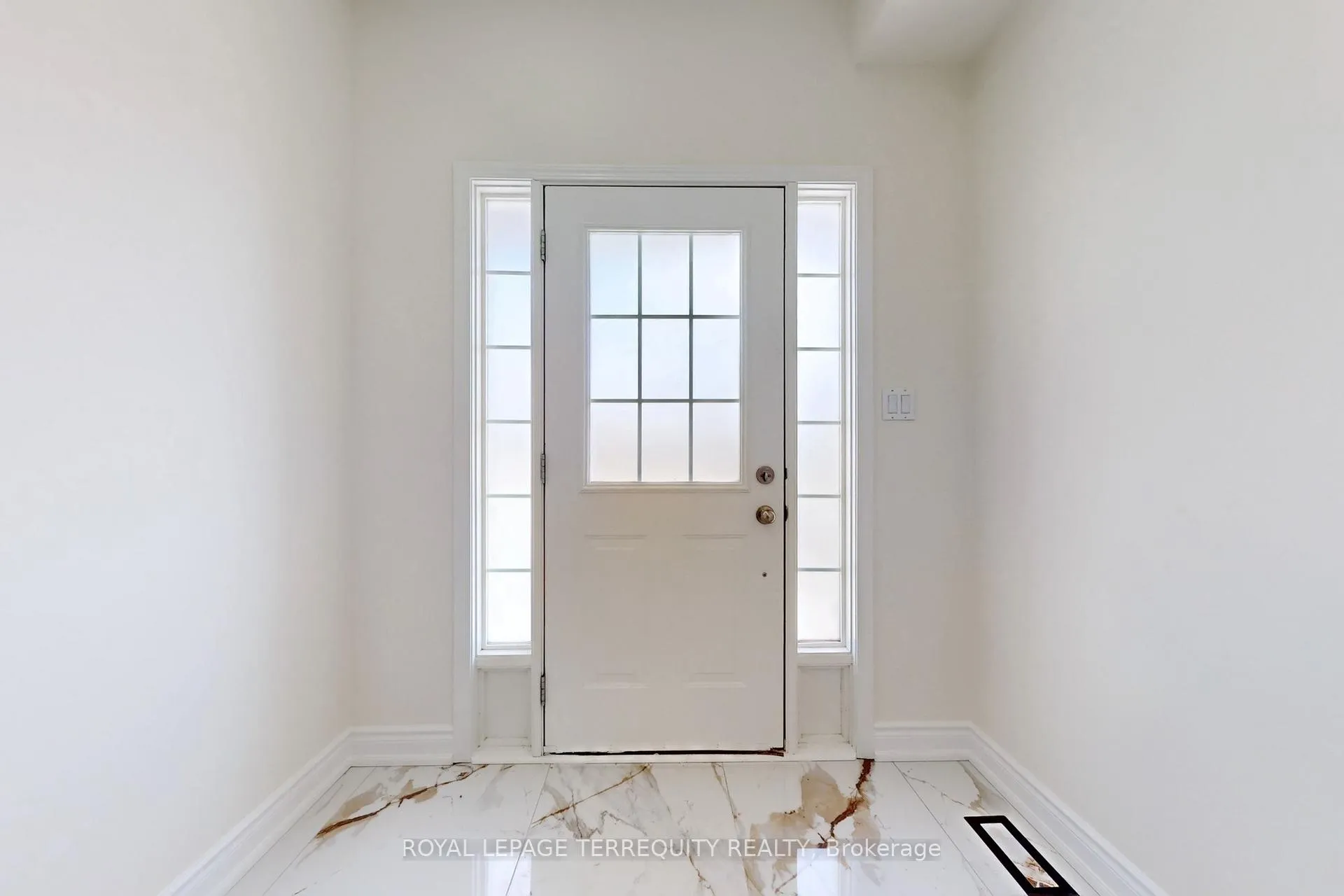 Photo 16 of 2062 Redstone Crescent, Oakville, Westmount — HOMEH