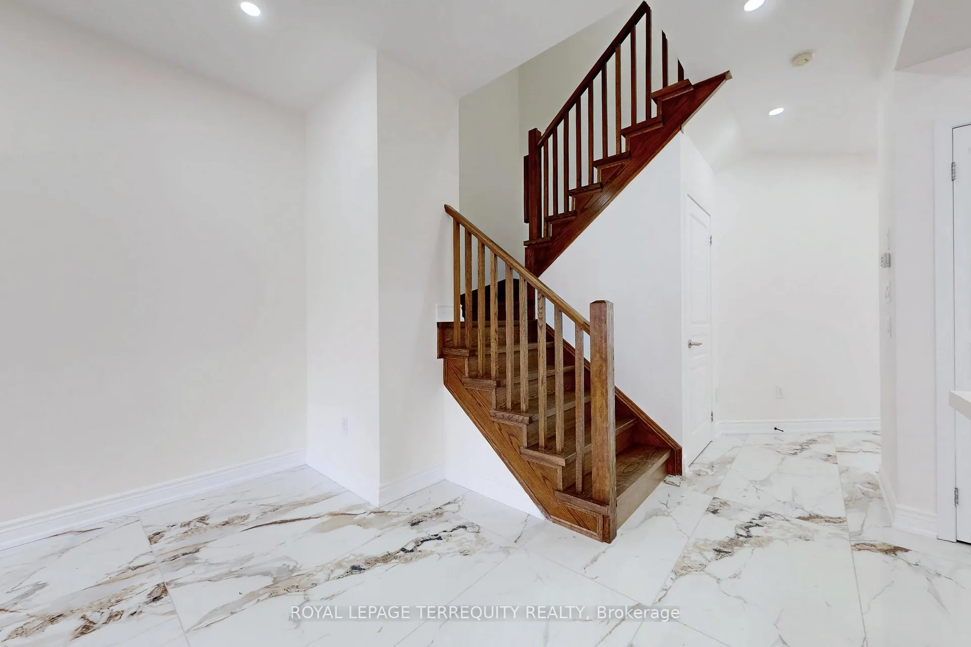 Photo 17 of 2062 Redstone Crescent, Oakville, Westmount — HOMEH