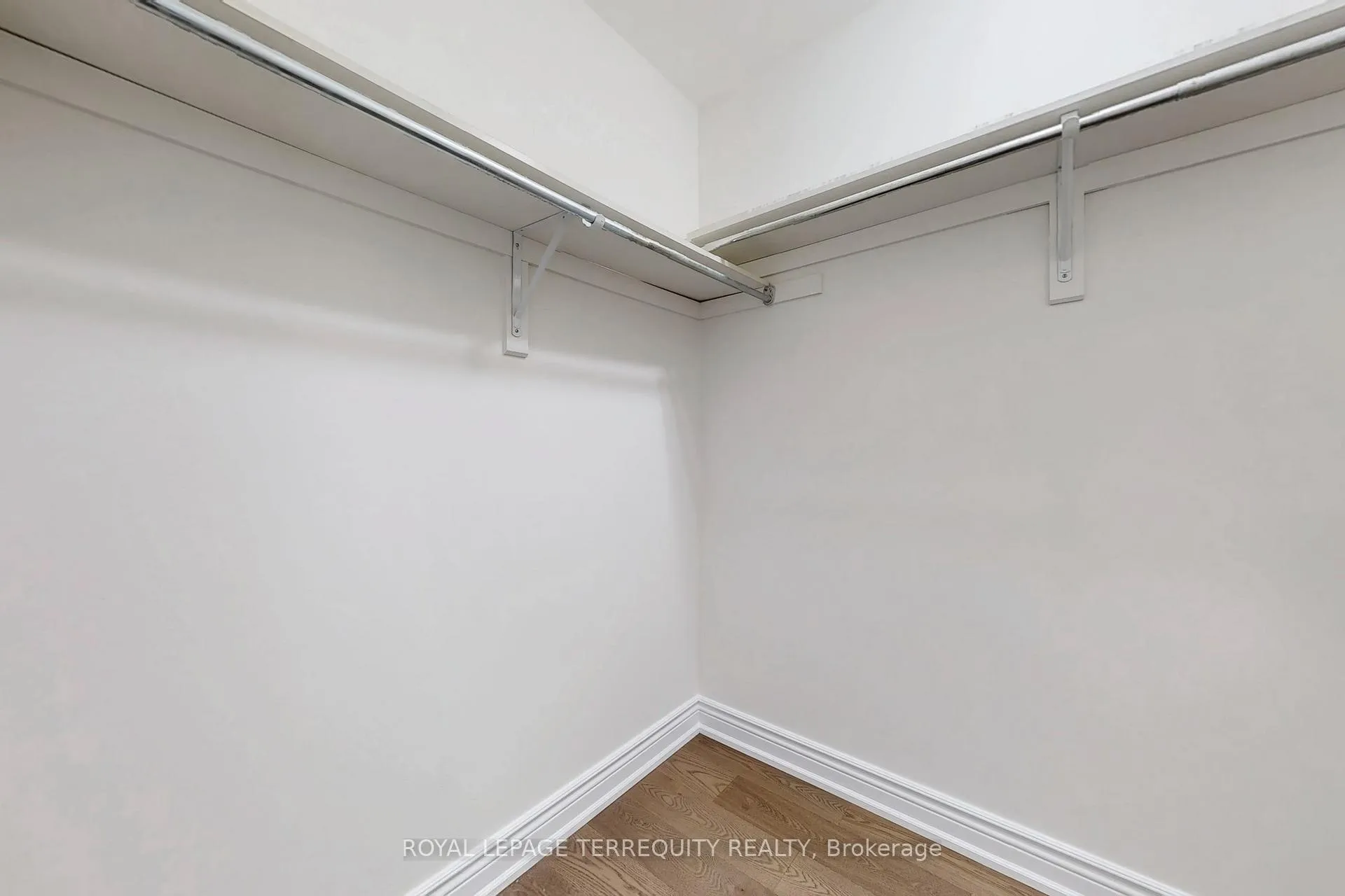 Photo 23 of 2062 Redstone Crescent, Oakville, Westmount — HOMEH