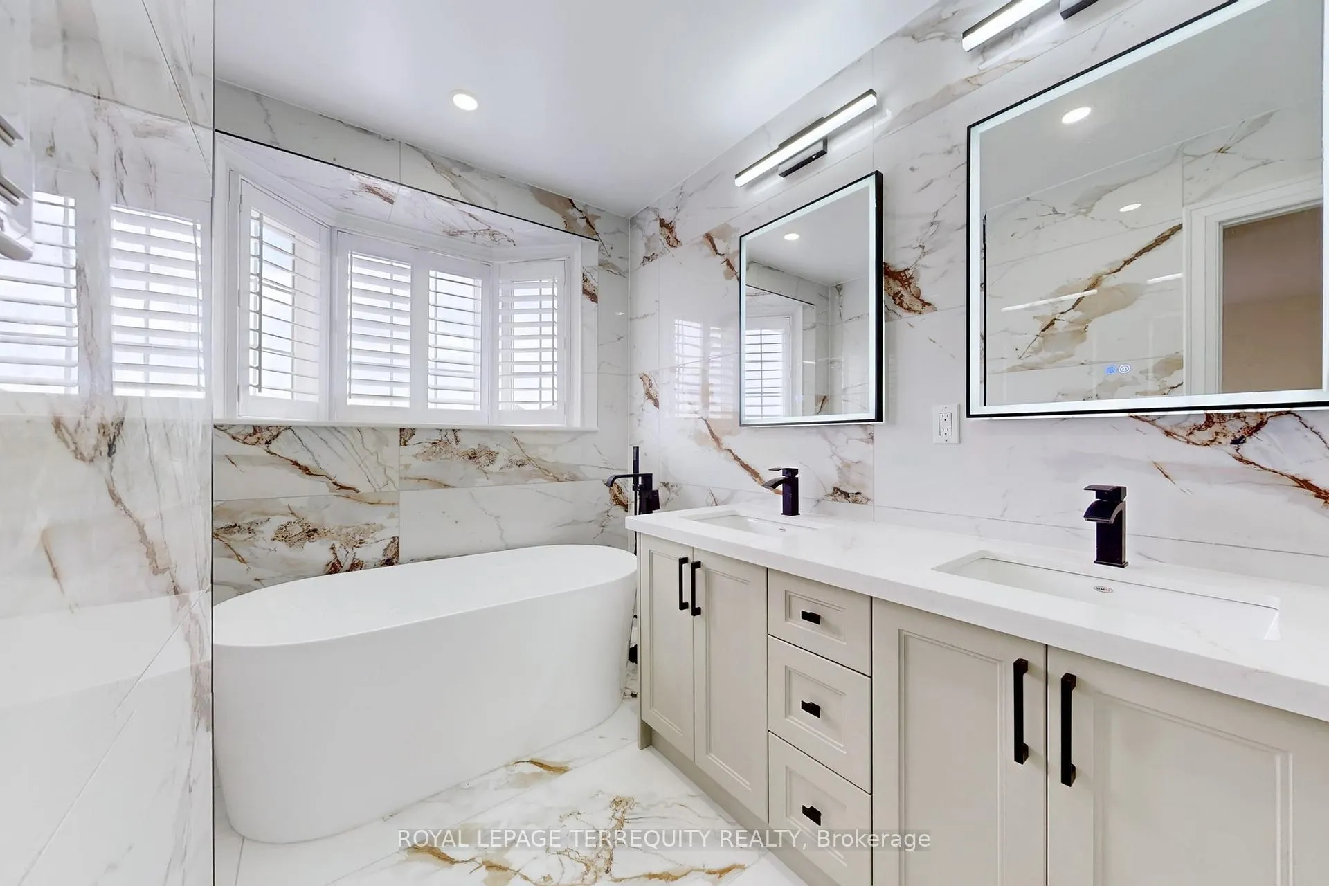 Photo 25 of 2062 Redstone Crescent, Oakville, Westmount — HOMEH