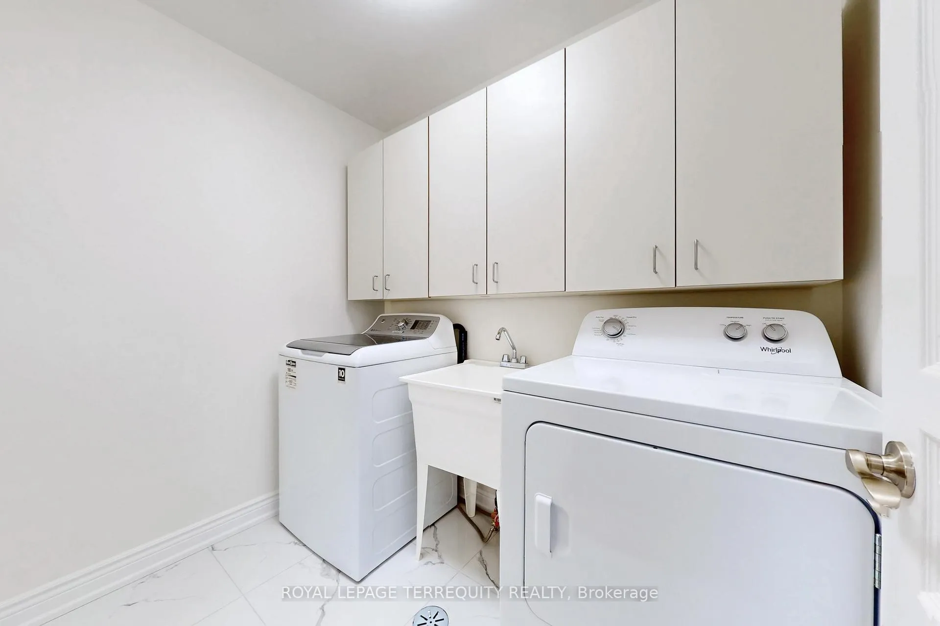 Photo 34 of 2062 Redstone Crescent, Oakville, Westmount — HOMEH