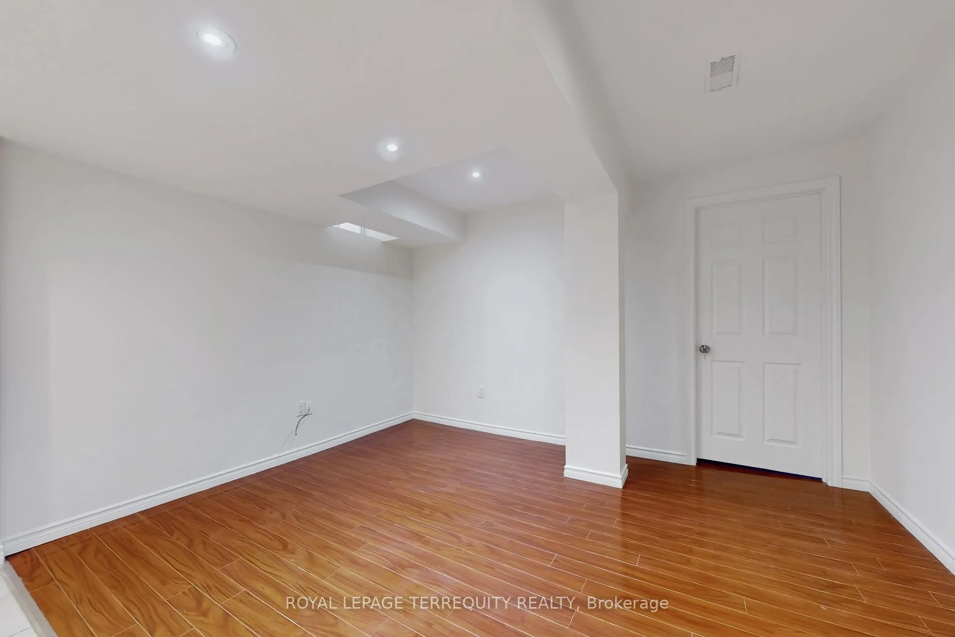 Photo 36 of 2062 Redstone Crescent, Oakville, Westmount — HOMEH