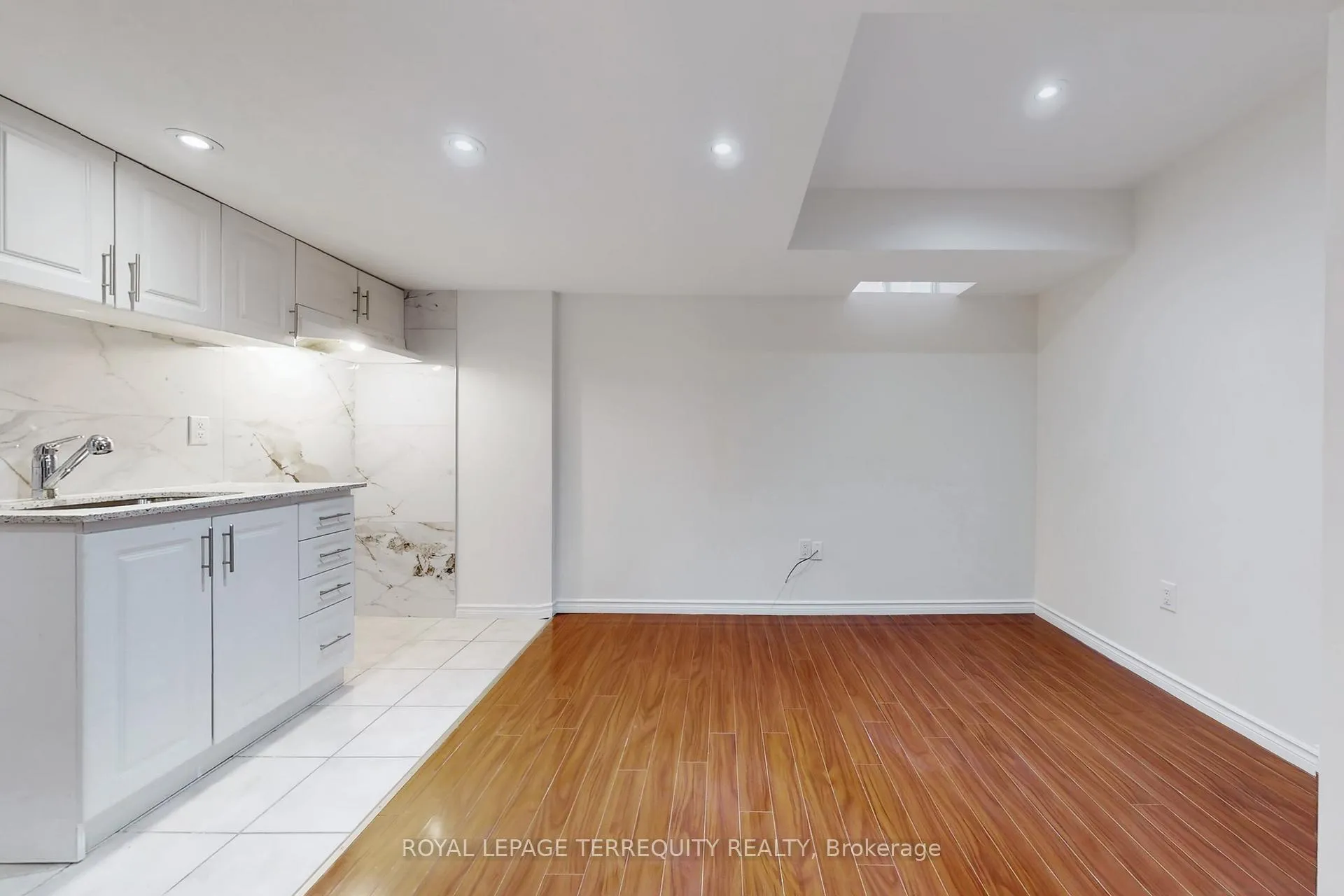 Photo 38 of 2062 Redstone Crescent, Oakville, Westmount — HOMEH