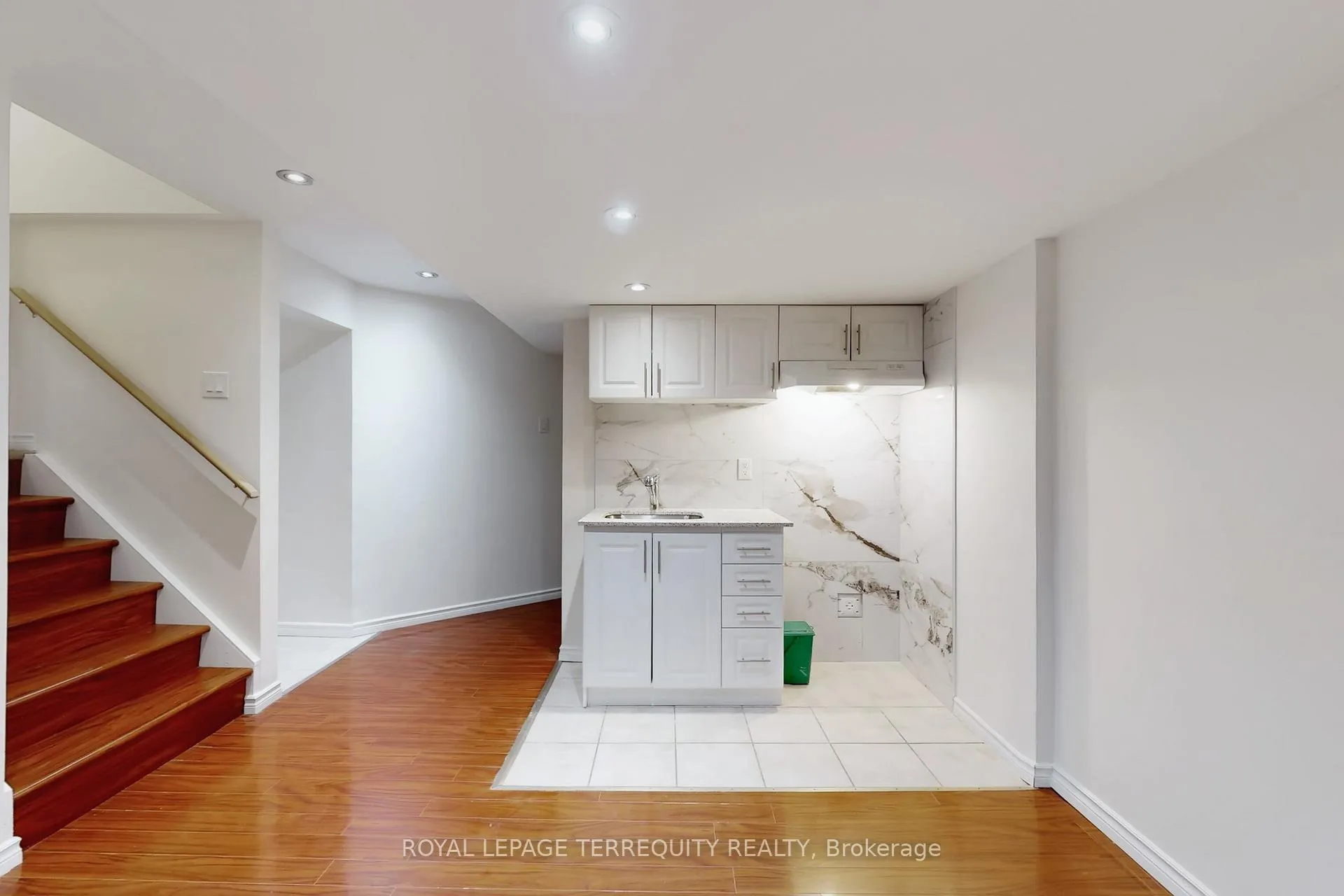 Photo 40 of 2062 Redstone Crescent, Oakville, Westmount — HOMEH