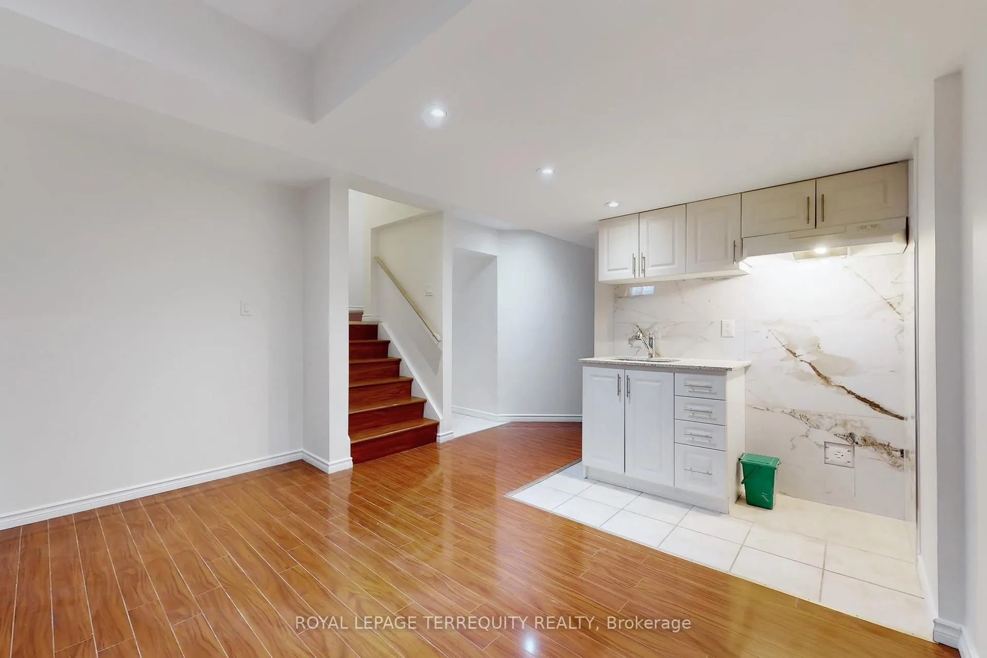 Photo 41 of 2062 Redstone Crescent, Oakville, Westmount — HOMEH