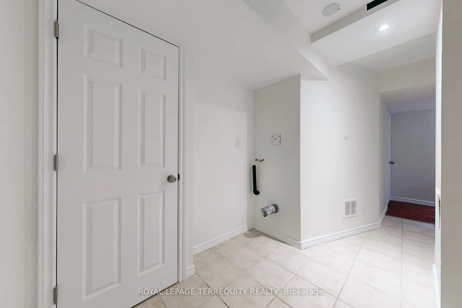 Photo 49 of 2062 Redstone Crescent, Oakville, Westmount — HOMEH