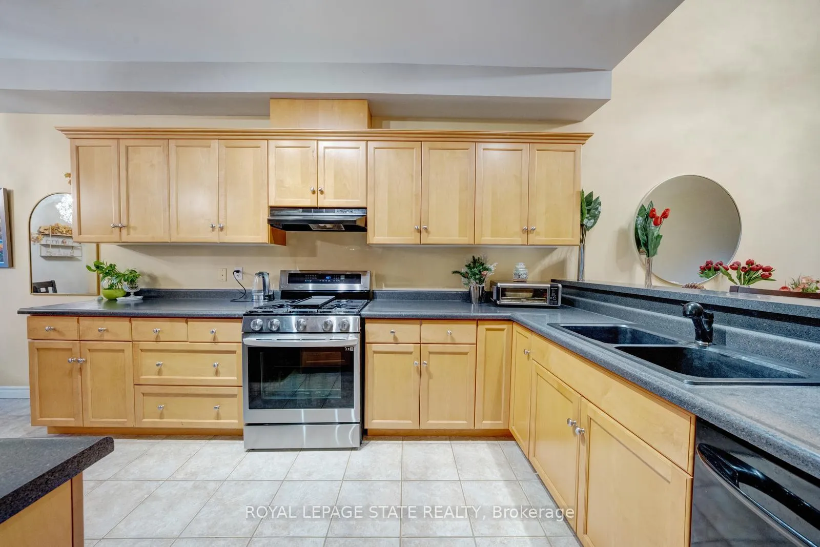Photo 11 of 30 Conrad Place, Grimsby, Grimsby Beach — HOMEH