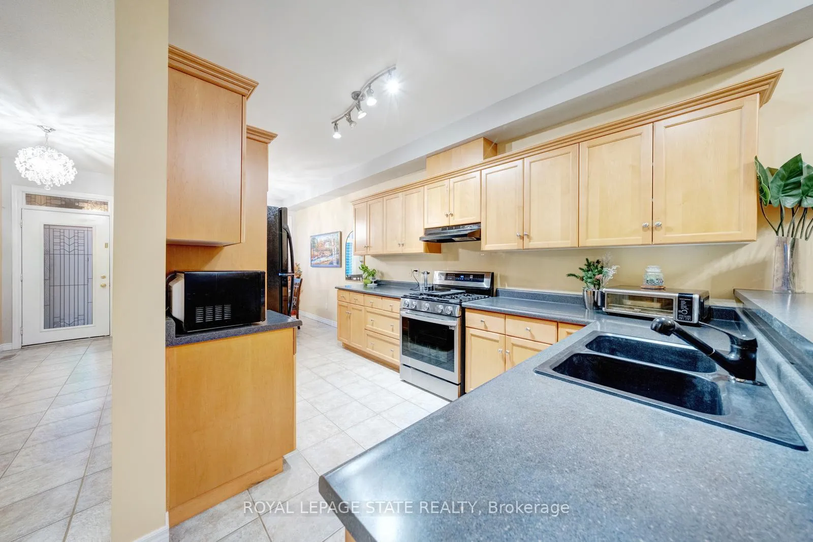 Photo 12 of 30 Conrad Place, Grimsby, Grimsby Beach — HOMEH