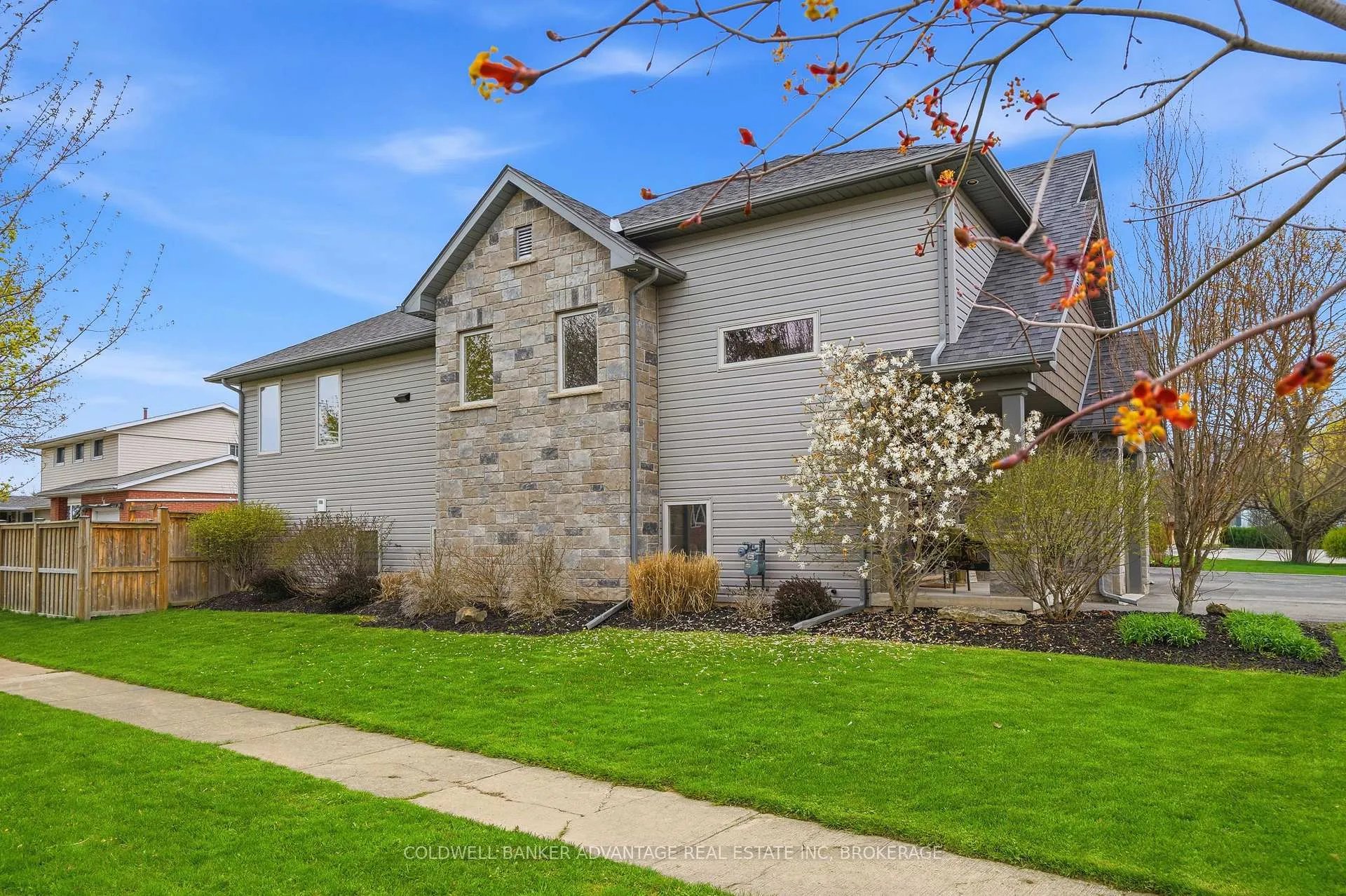 Photo 2 of 3 Ascot Court, Welland, N. Welland — HOMEH