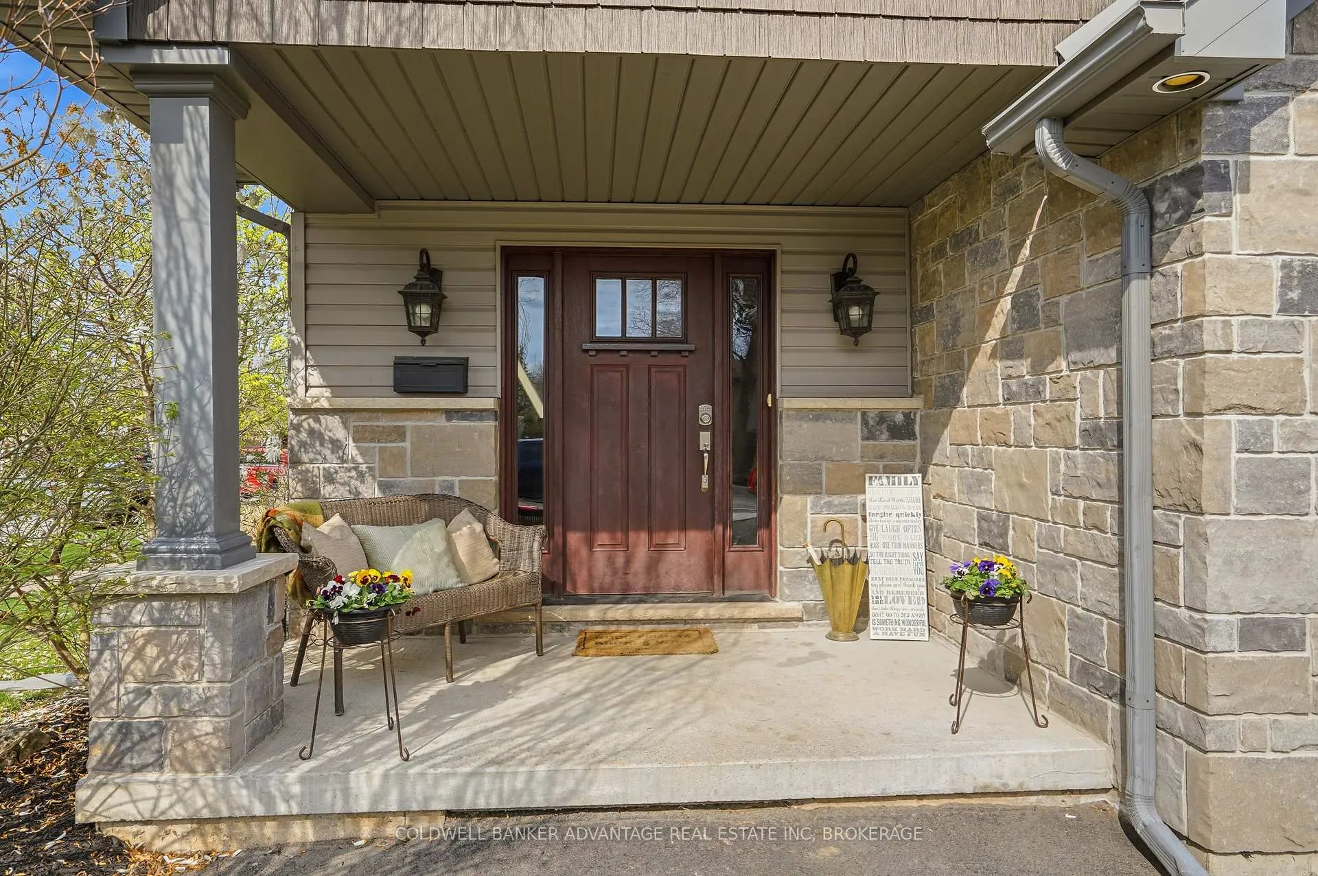 Photo 4 of 3 Ascot Court, Welland, N. Welland — HOMEH