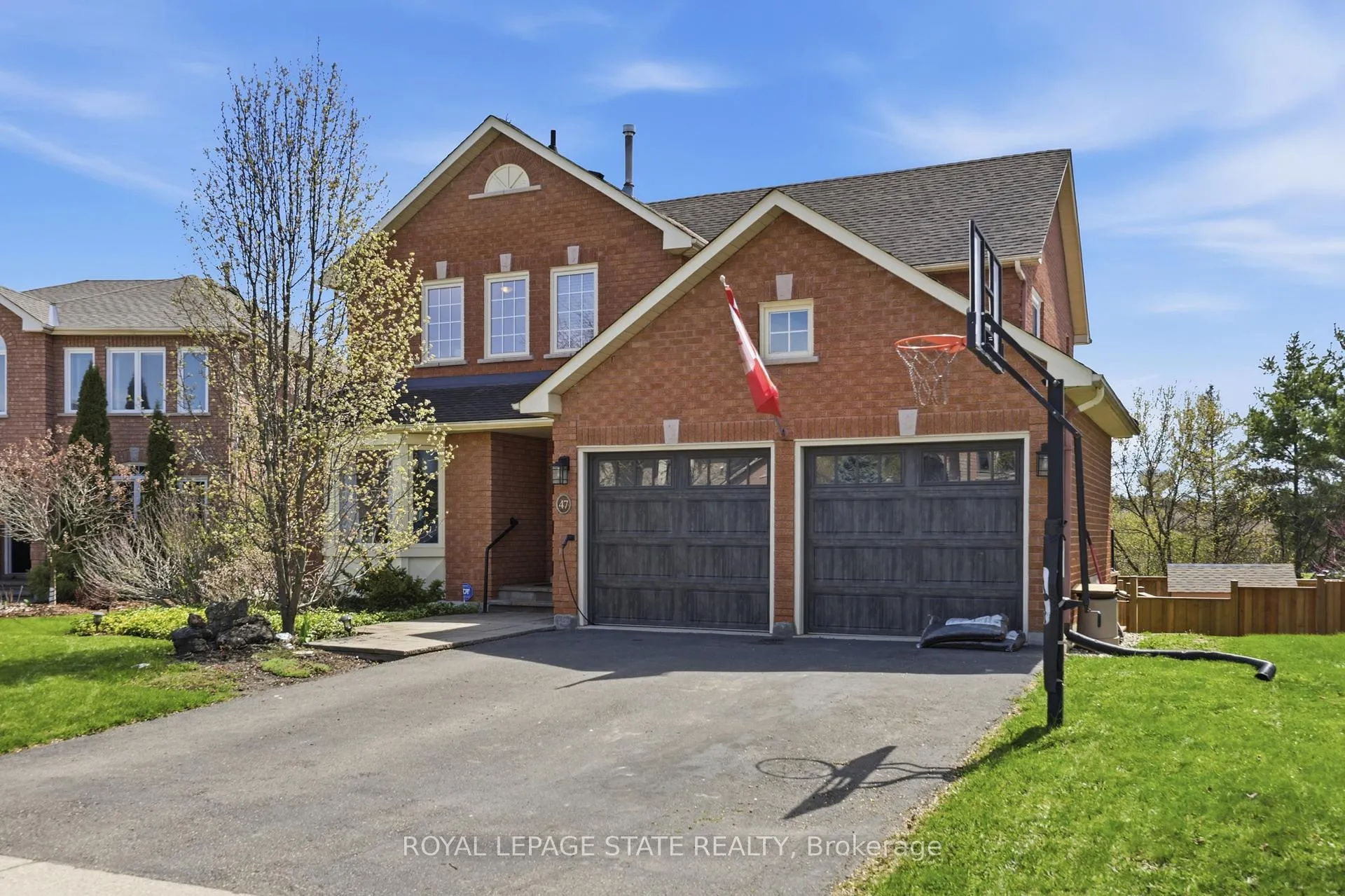 Photo 3 of 47 Macdougall Drive, Hamilton, Dundas — HOMEH