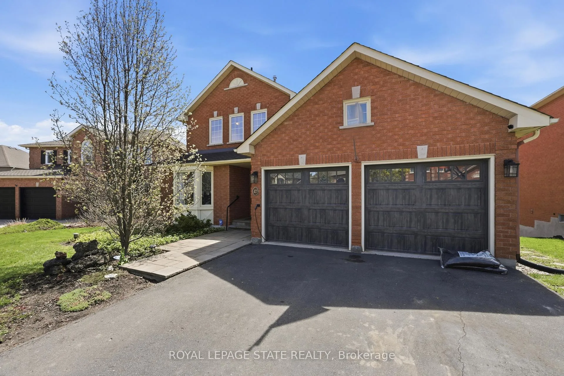 Photo 4 of 47 Macdougall Drive, Hamilton, Dundas — HOMEH