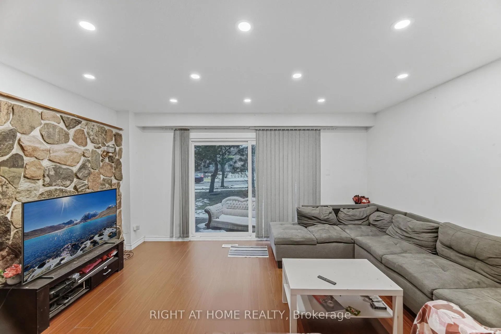 Photo 4 of Unit 4, 415 Silverstone Drive, Etobicoke, West Humber-Clairville — HOMEH