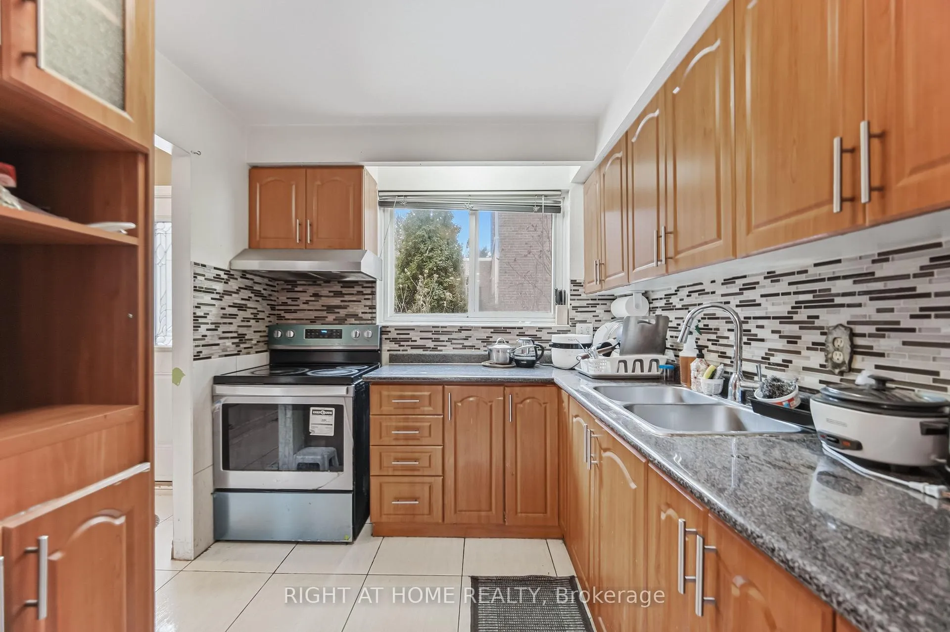 Photo 11 of Unit 4, 415 Silverstone Drive, Etobicoke, West Humber-Clairville — HOMEH