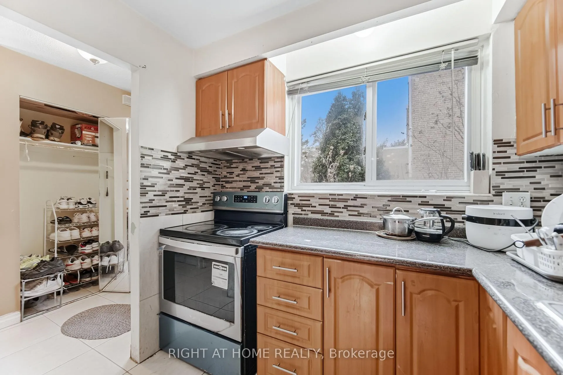 Photo 12 of Unit 4, 415 Silverstone Drive, Etobicoke, West Humber-Clairville — HOMEH