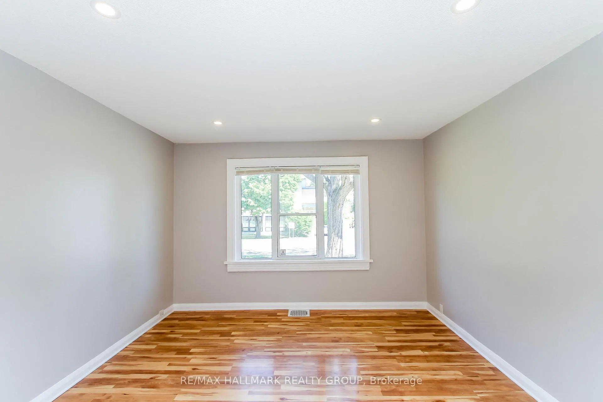 Photo 4 of 448 Pleasant Park Road, Ottawa, Alta Vista/Faircrest Heights — HOMEH