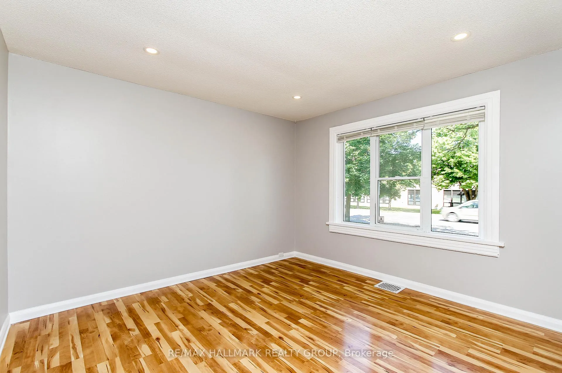 Photo 5 of 448 Pleasant Park Road, Ottawa, Alta Vista/Faircrest Heights — HOMEH