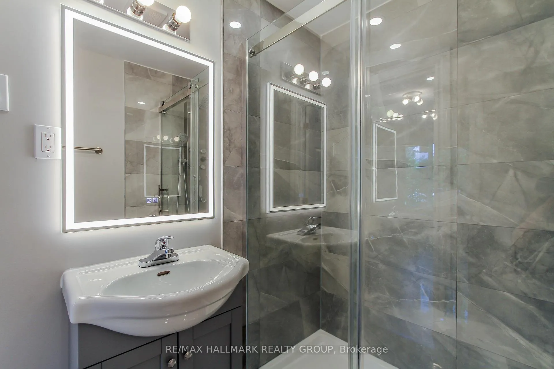 Photo 10 of 448 Pleasant Park Road, Ottawa, Alta Vista/Faircrest Heights — HOMEH