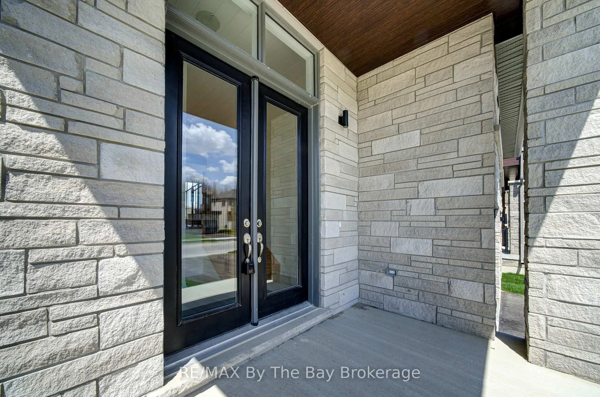 Photo 2 of 61 Rosanne Circle, Wasaga Beach — HOMEH
