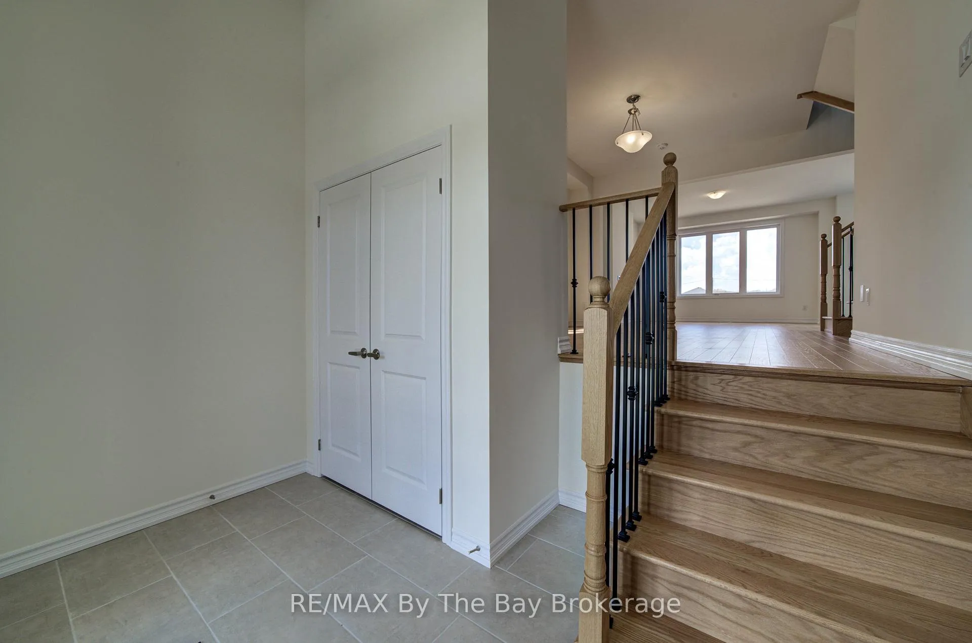 Photo 3 of 61 Rosanne Circle, Wasaga Beach — HOMEH