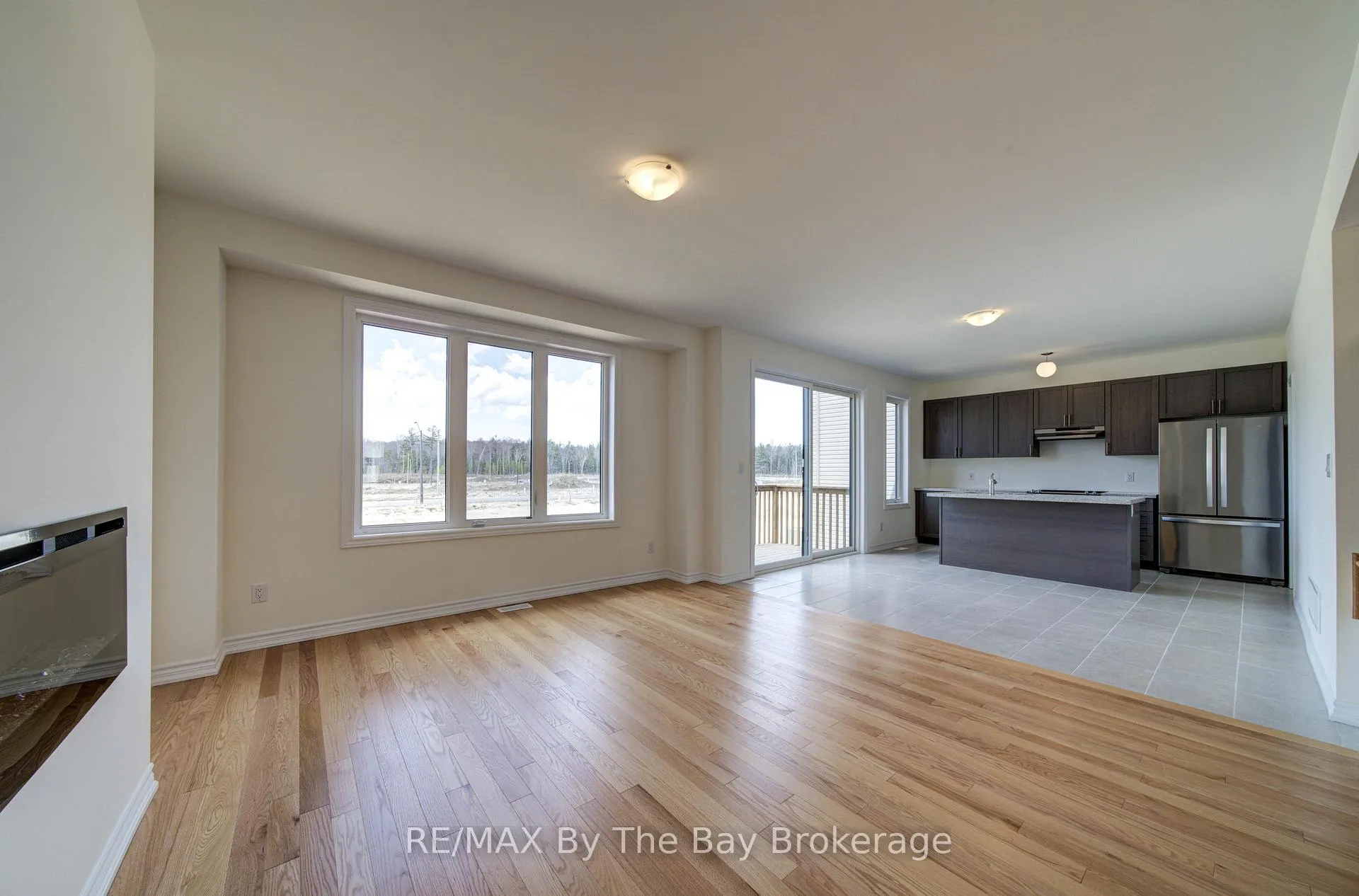 Photo 6 of 61 Rosanne Circle, Wasaga Beach — HOMEH