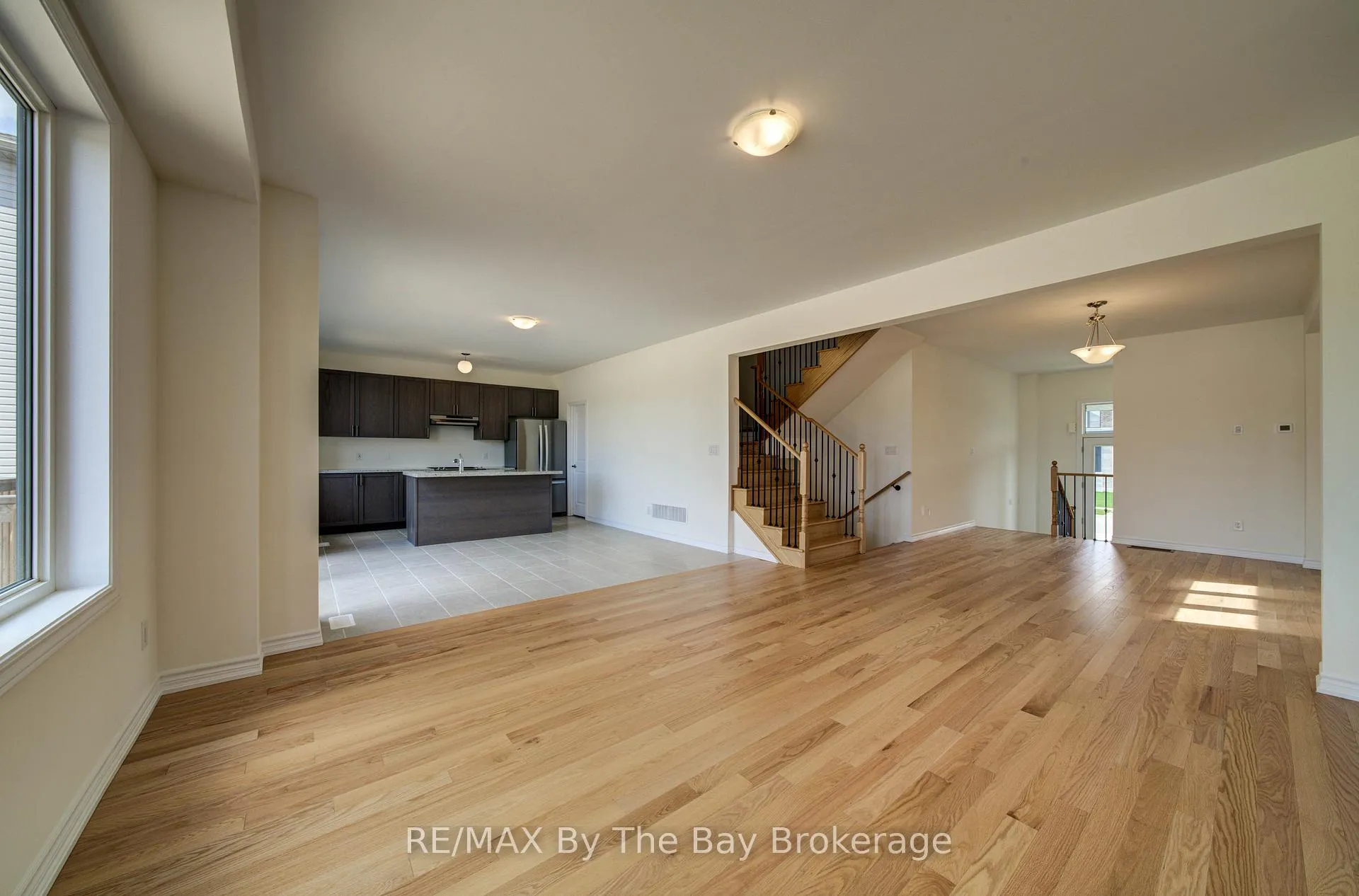 Photo 10 of 61 Rosanne Circle, Wasaga Beach — HOMEH