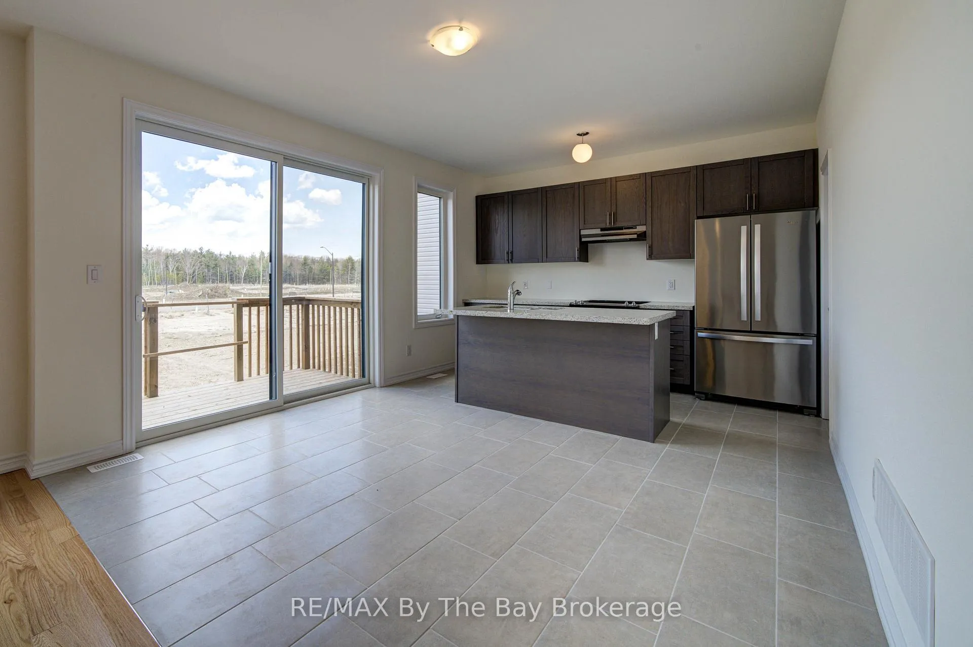 Photo 11 of 61 Rosanne Circle, Wasaga Beach — HOMEH