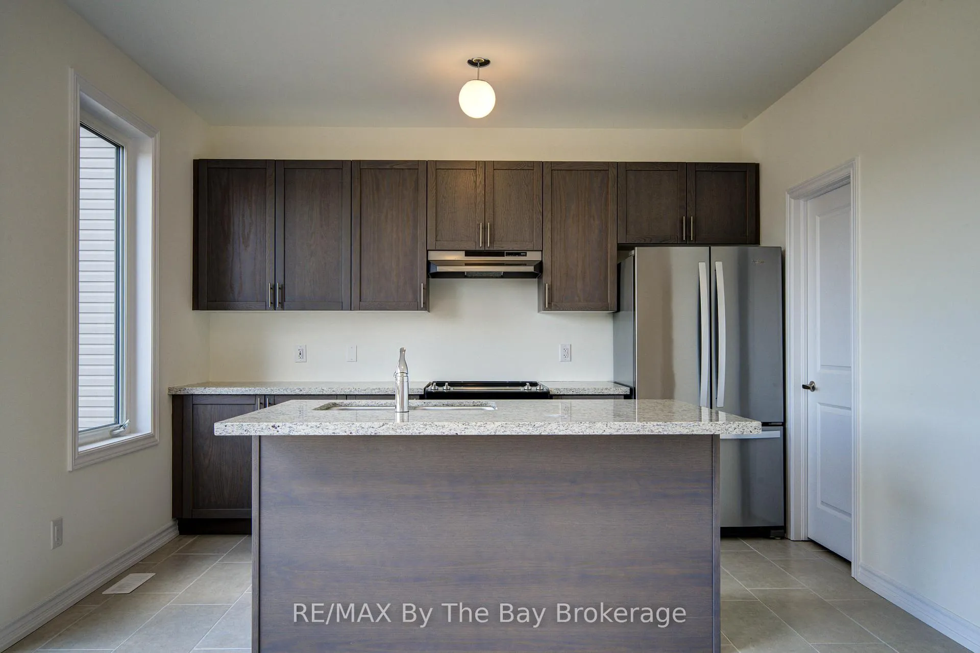 Photo 12 of 61 Rosanne Circle, Wasaga Beach — HOMEH