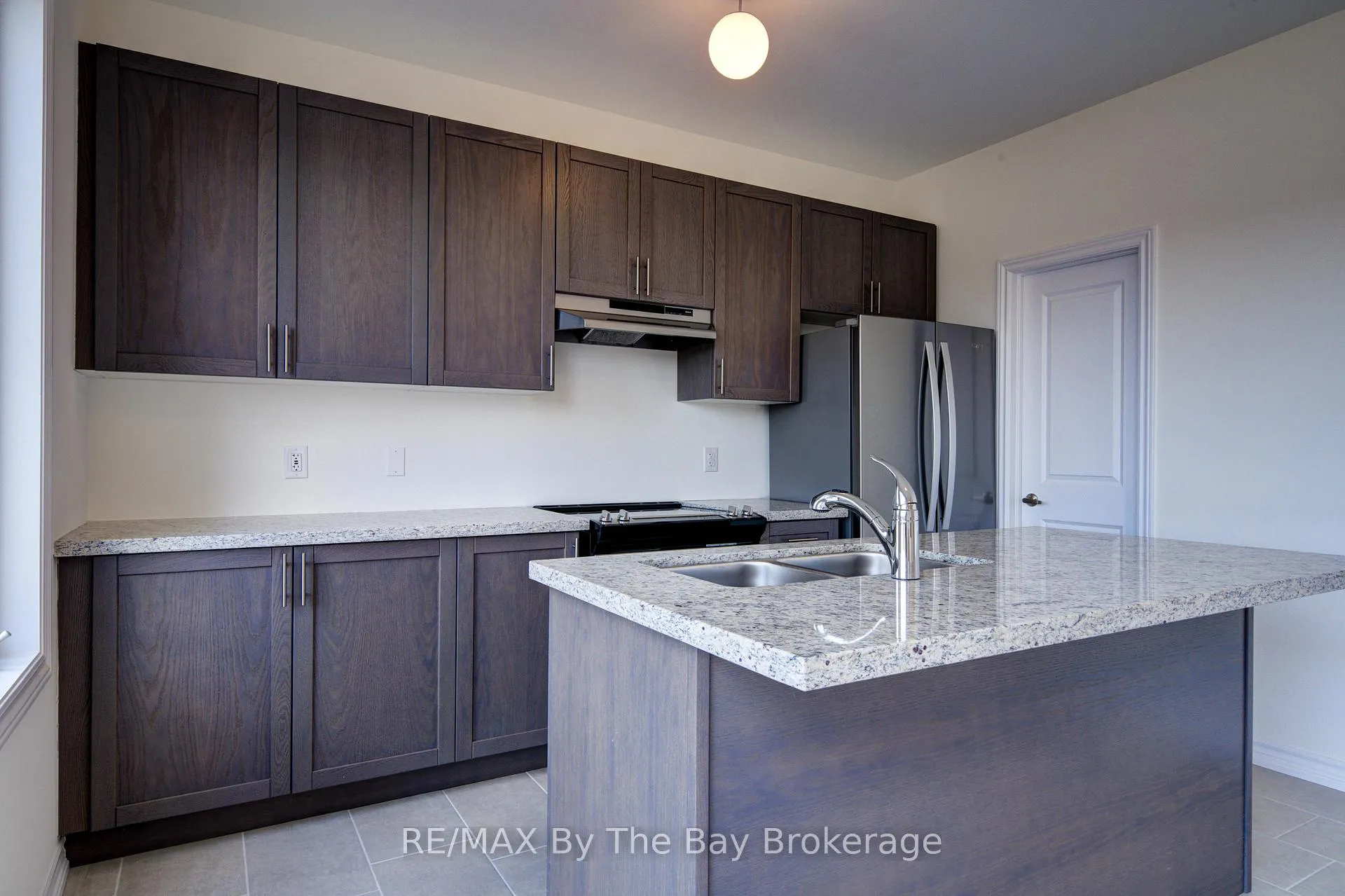 Photo 13 of 61 Rosanne Circle, Wasaga Beach — HOMEH