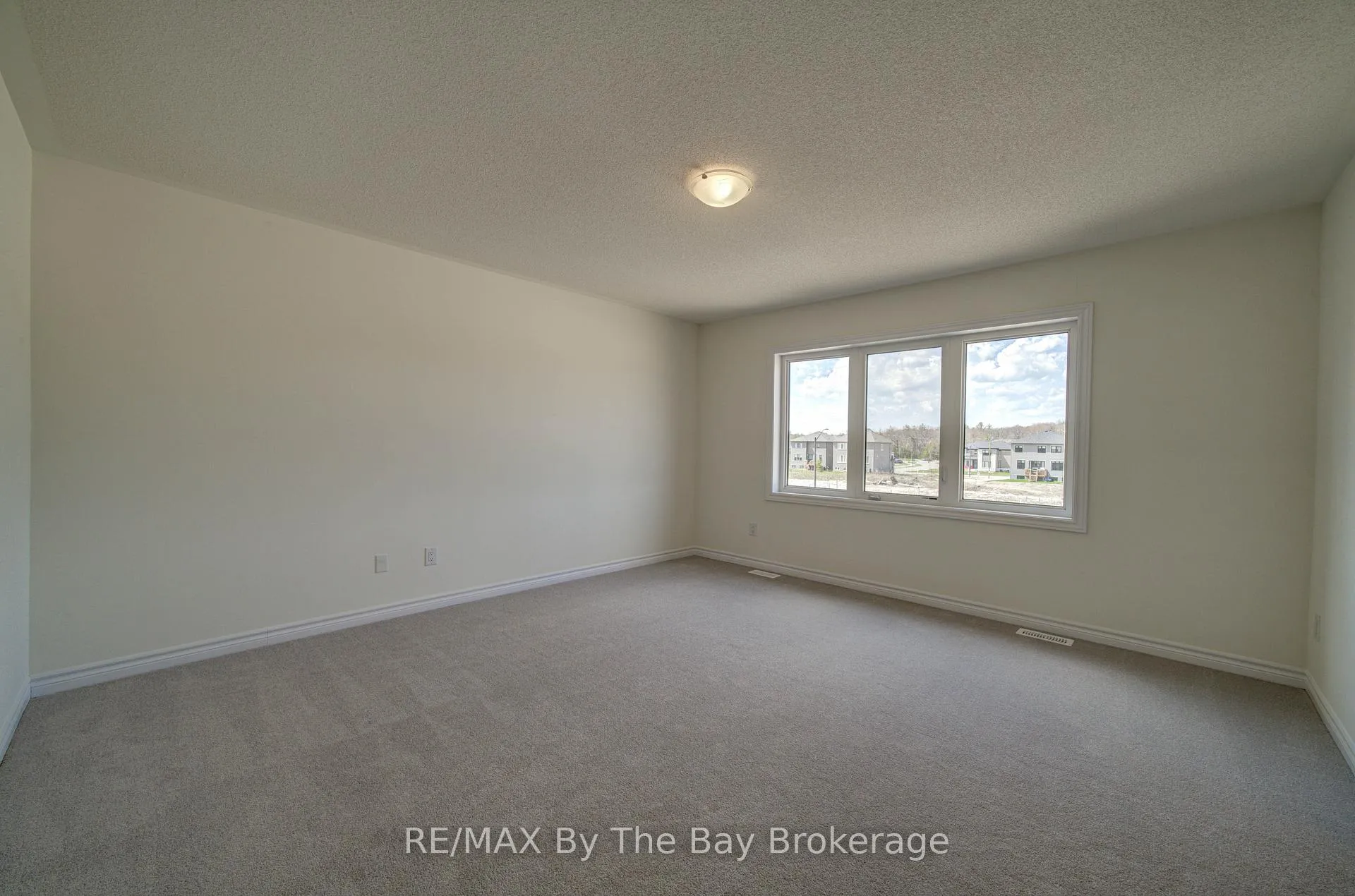 Photo 14 of 61 Rosanne Circle, Wasaga Beach — HOMEH
